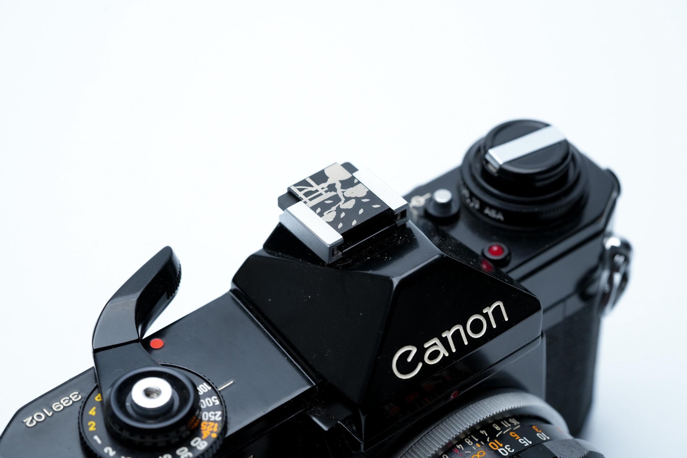 Aki no Kitsune flitsschoendeksel – Japans design – gelaserd aluminium – zwart gecoat