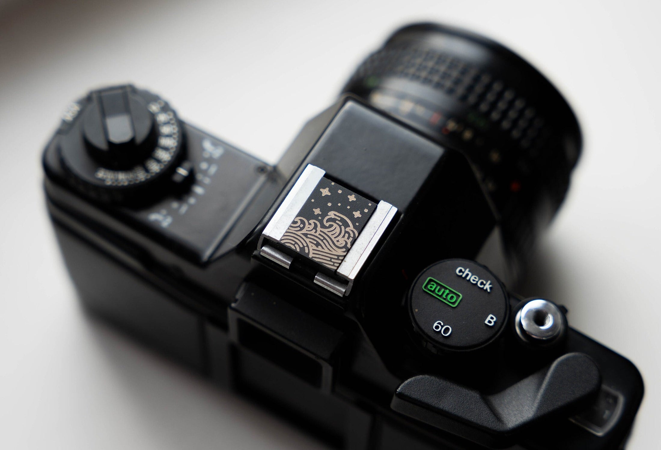 Personalized flash shoe – "The Japanese Wave" – custom engraved design for camera enthusiasts