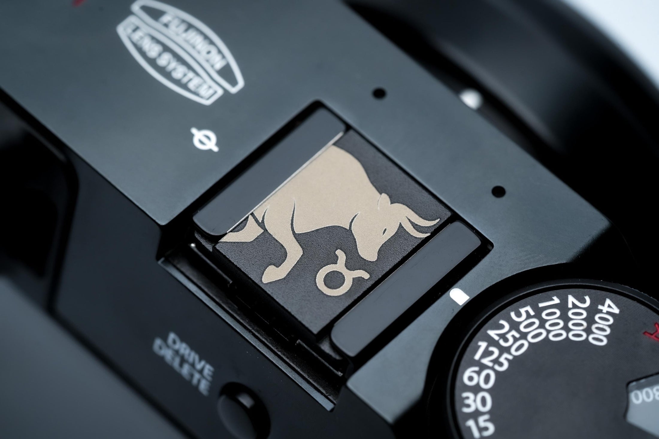 Hotshoe cover Stier sterrenbeeld – Taurus symbool & stier gravure – zwart aluminium camera accessoire voor Fujifilm X100VI, Sony, Nikon by Unseend