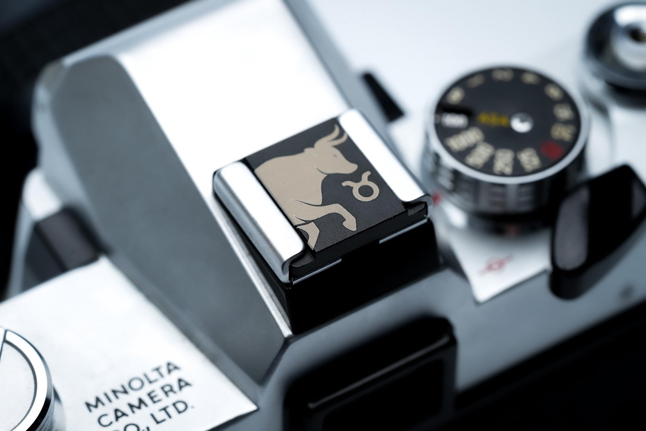 Hotshoe cover Stier sterrenbeeld – Taurus symbool & stier gravure – zwart aluminium camera accessoire voor Fujifilm X100VI, Sony, Nikon by Unseend