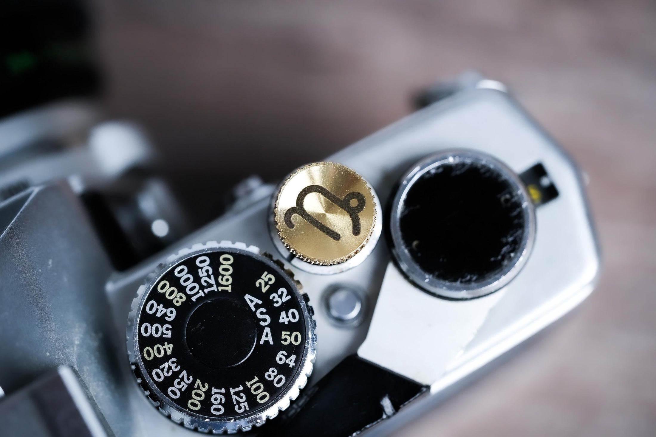 Ontspanknop sterrenbeeld Steenbok – Capricorn symbool – messing camera knop – gelaserd & handgemaakt