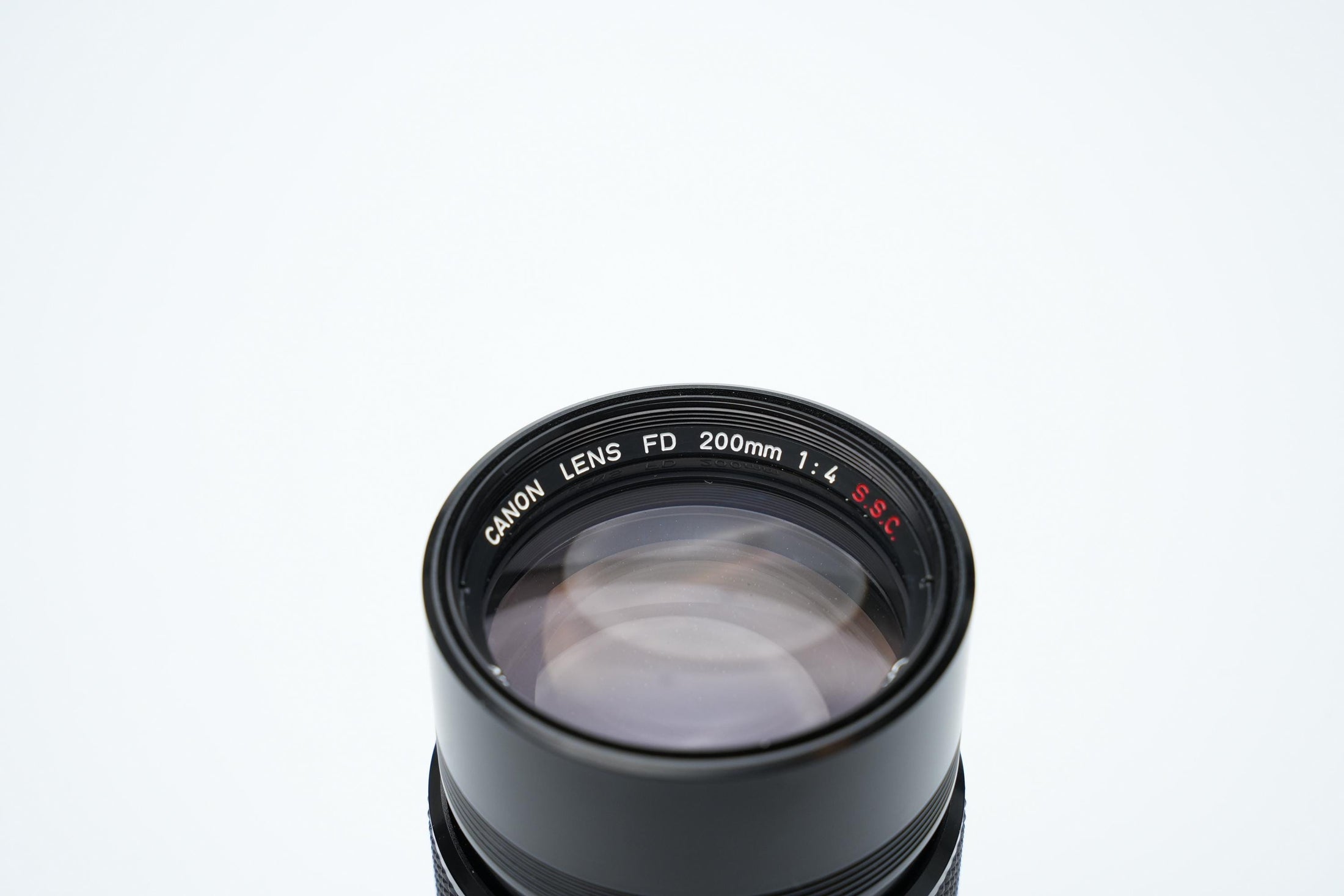 Canon FD 200mm f/4 S.S.C. Telelens - Iconic Optics with Cleaning Potential