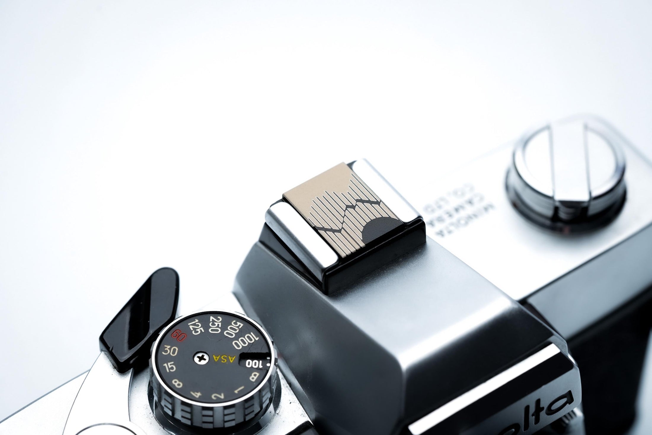 Gegraveerde hotshoe cover met berglijn-art – minimalistisch zwart aluminium camera accessoire voor Fujifilm X100VI, Sony, Nikon, Canon