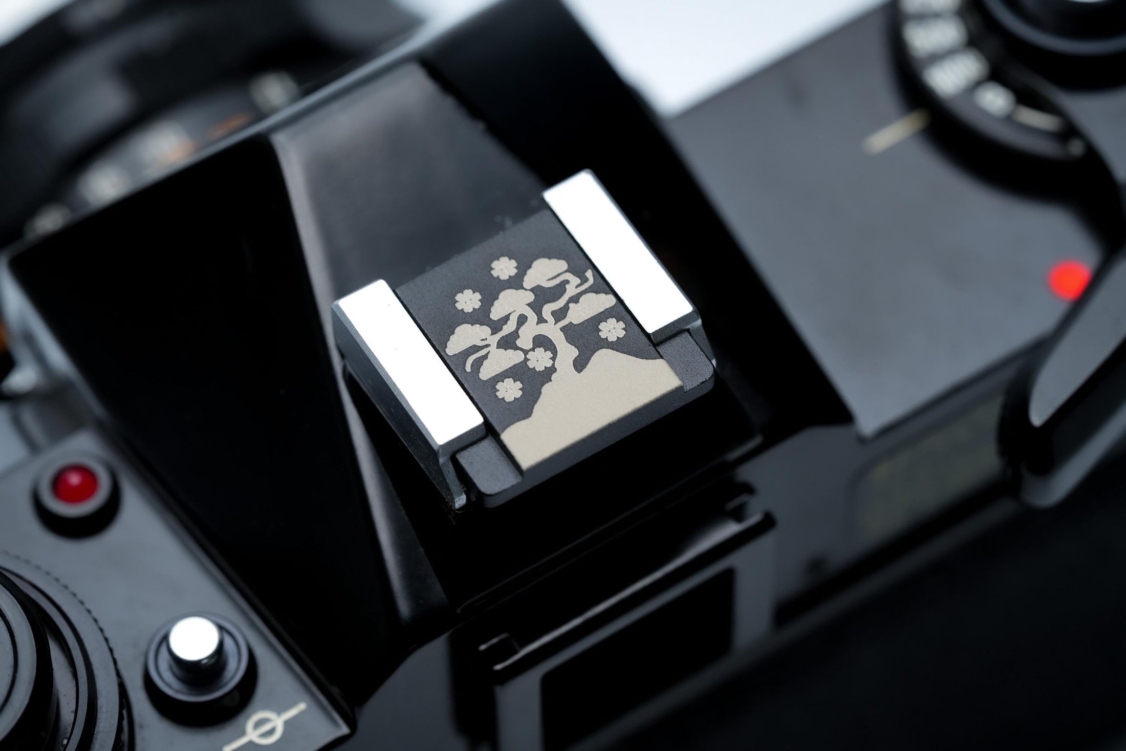 Hotshoe cover Hokusai bloesem – zwart aluminium – voor Fujifilm X100VI & analoge camera’s by Unseend