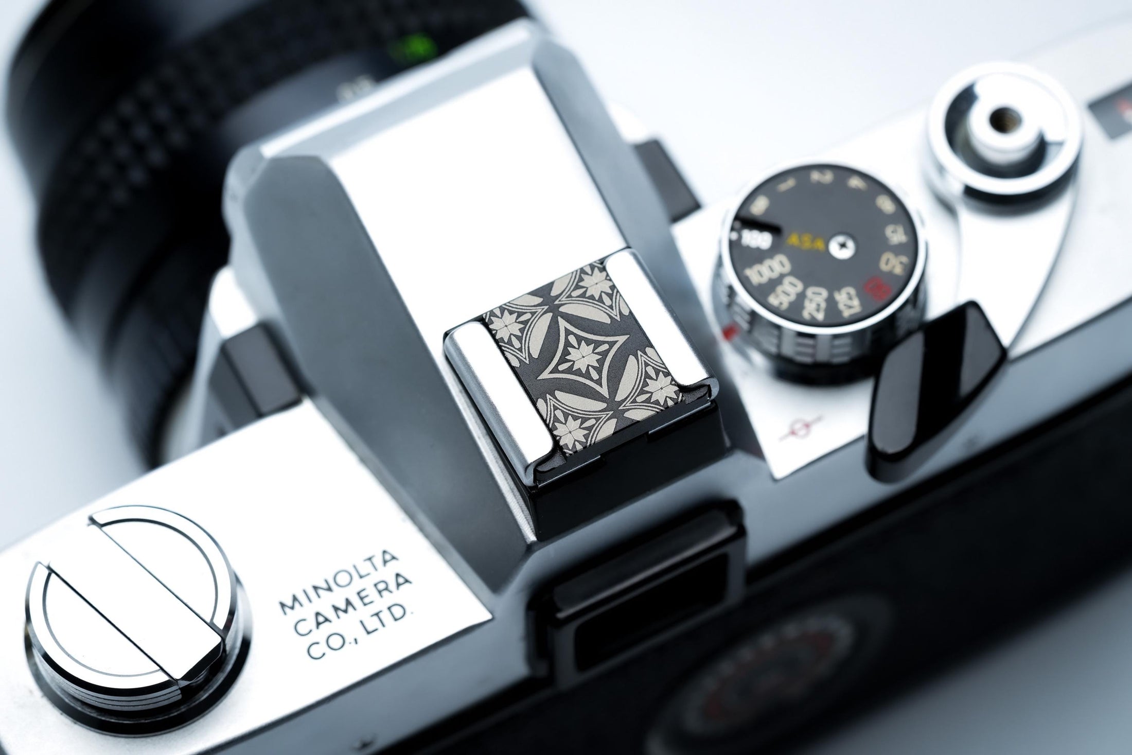 Camera hotshoe sierkap geometrisch patroon – zwart aluminium cover – voor Fujifilm X100VI, Minolta en meer