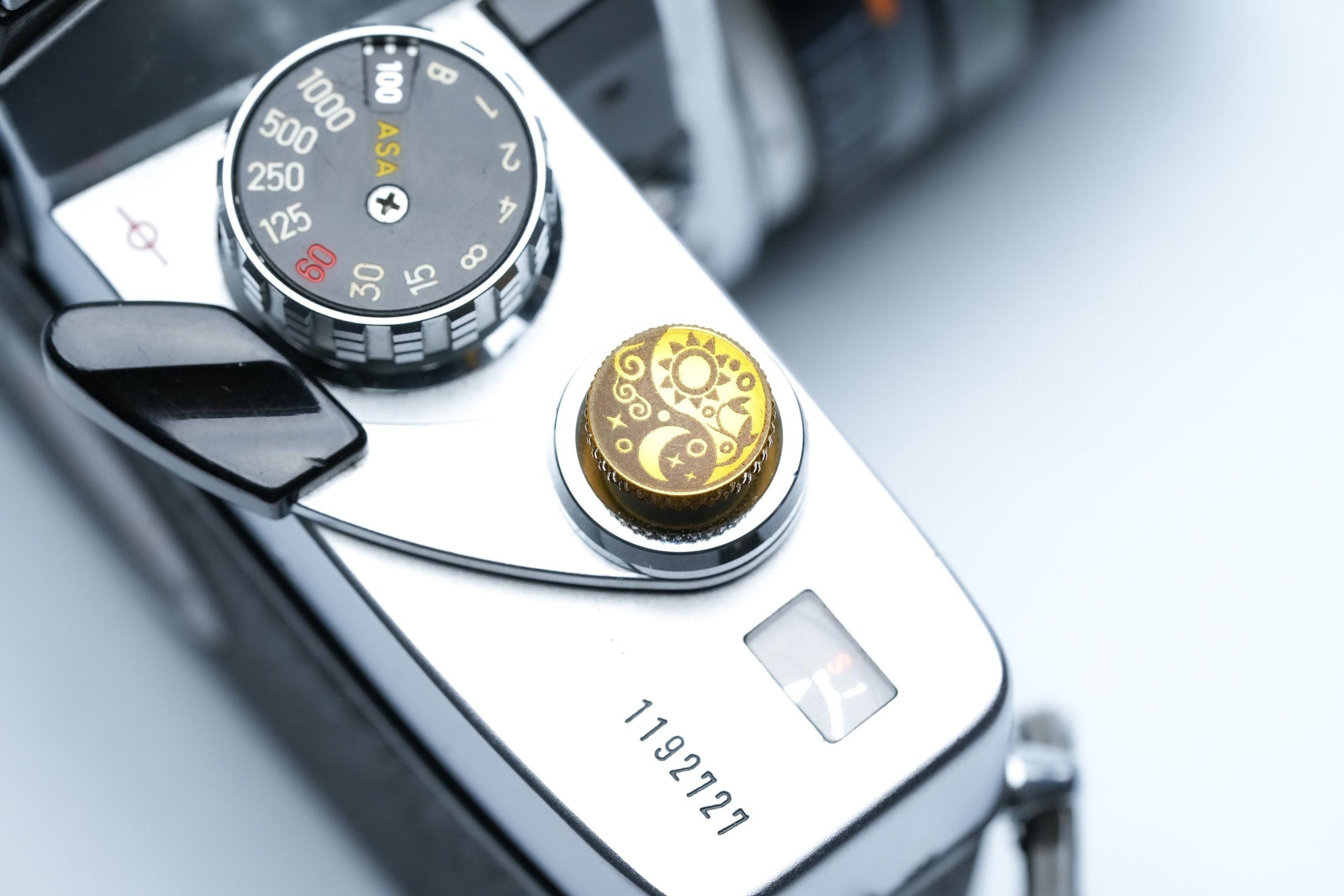 Soleluna ontspanknop Yin Yang – messing goudkleurig – zon en maan gravure voor Fujifilm X100VI, Sony, Nikon, Leica & analoge camera’s