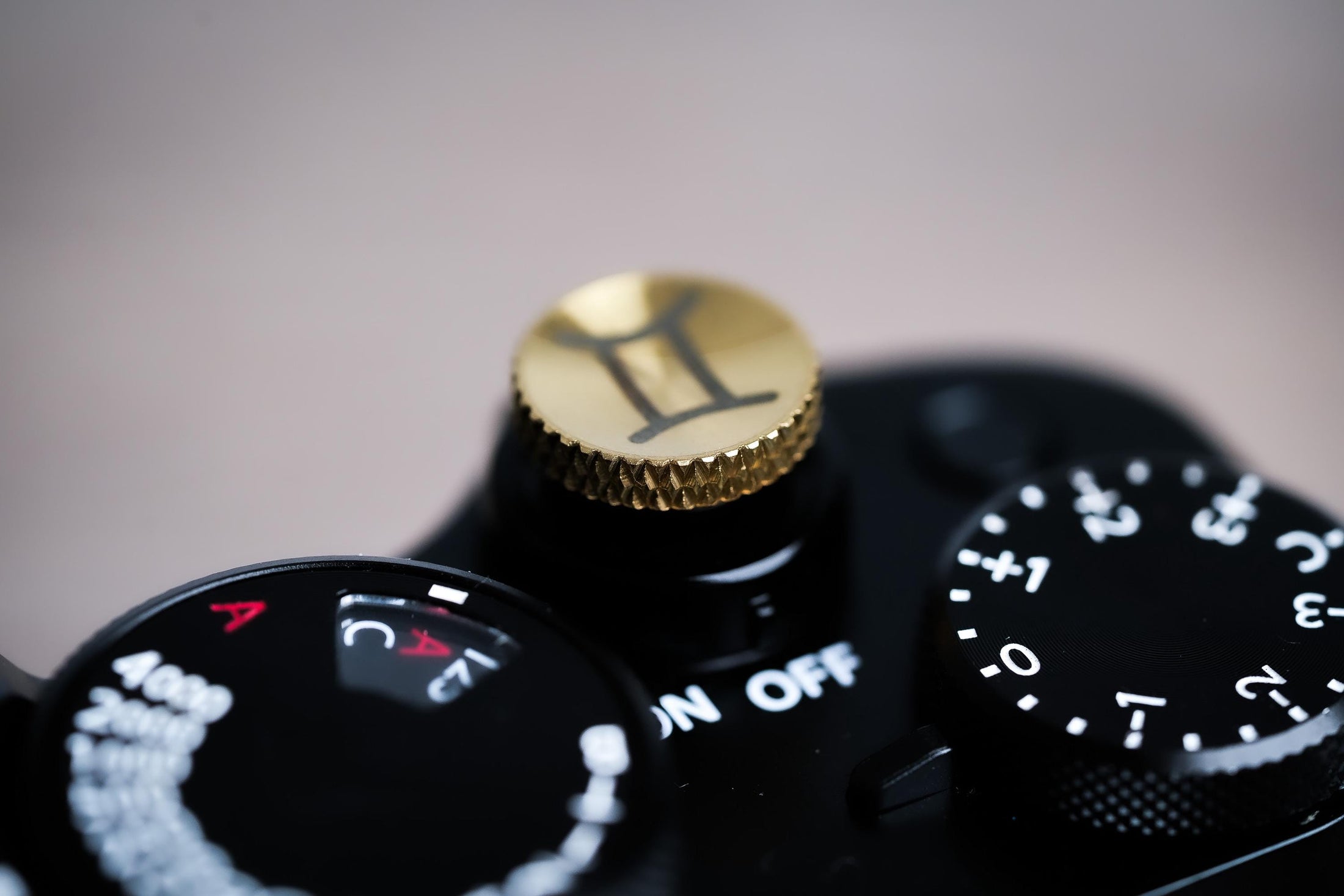 Ontspanknop sterrenbeeld Tweelingen – Gemini symbool – licht messing – gelaserd & handgemaakt