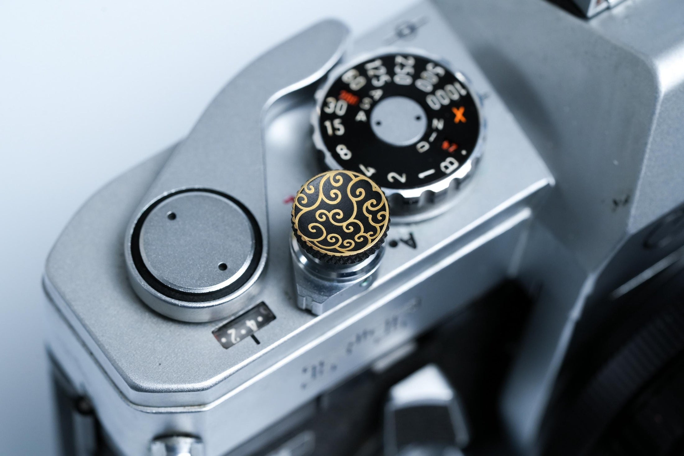 Messing ontspanknop met Japans wolkenmotief – zwart gegraveerd voor analoge en Fujifilm camera’s