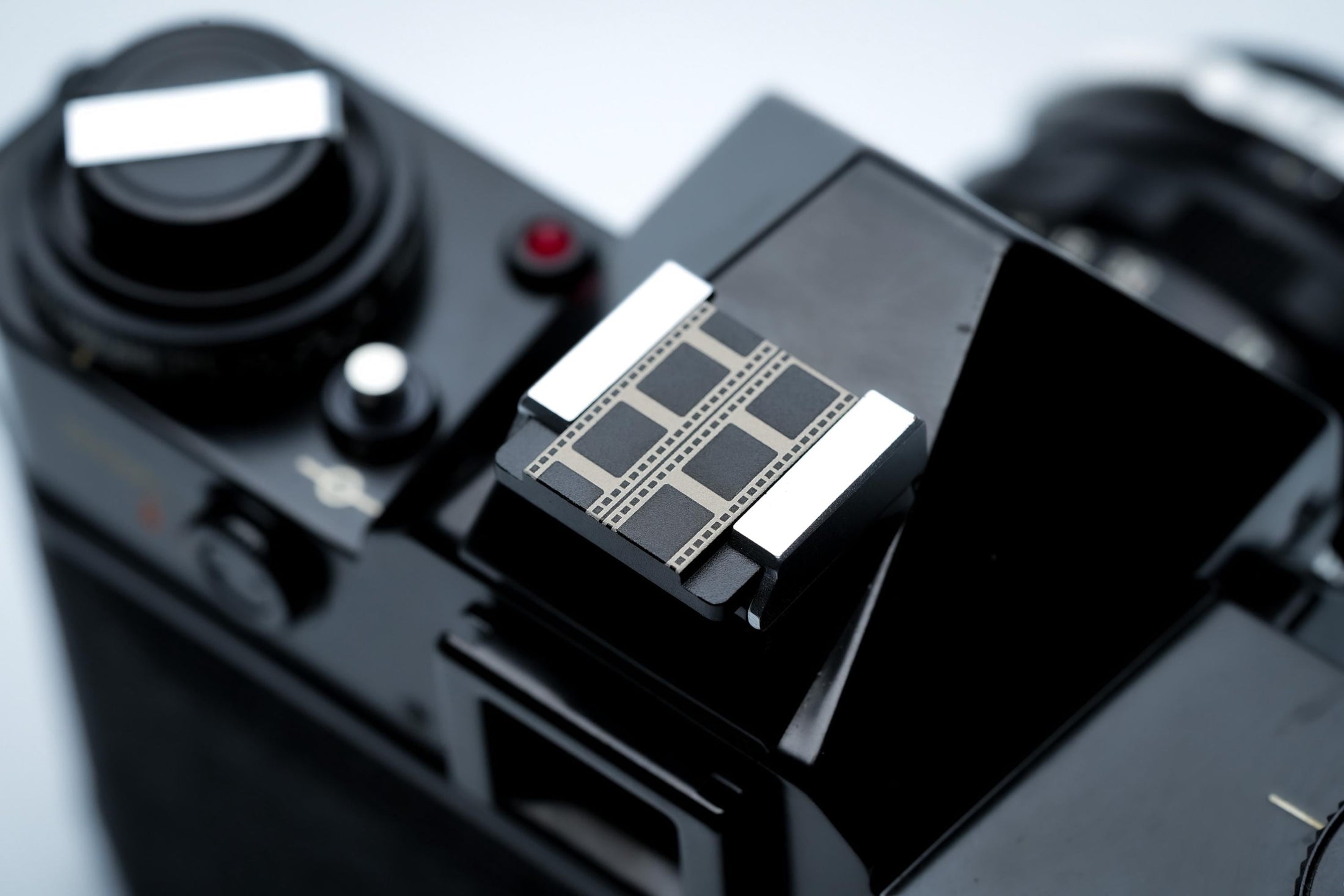 Hotshoe cover filmstrook gravure – zwart aluminium – voor Fujifilm X100VI & analoge camera’s by Unseend