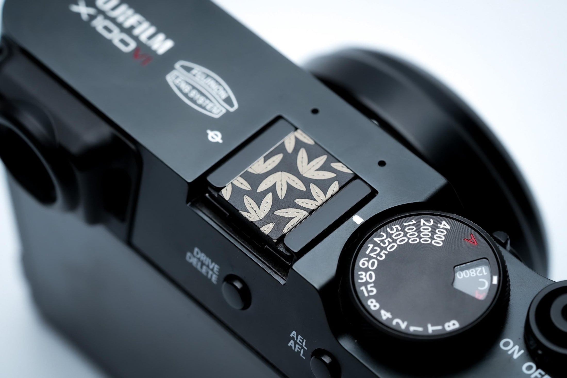 Lasergegraveerde bladeren hotshoe cover – zwart aluminium sierkap voor Fujifilm X100VI, Minolta & andere camera’s
