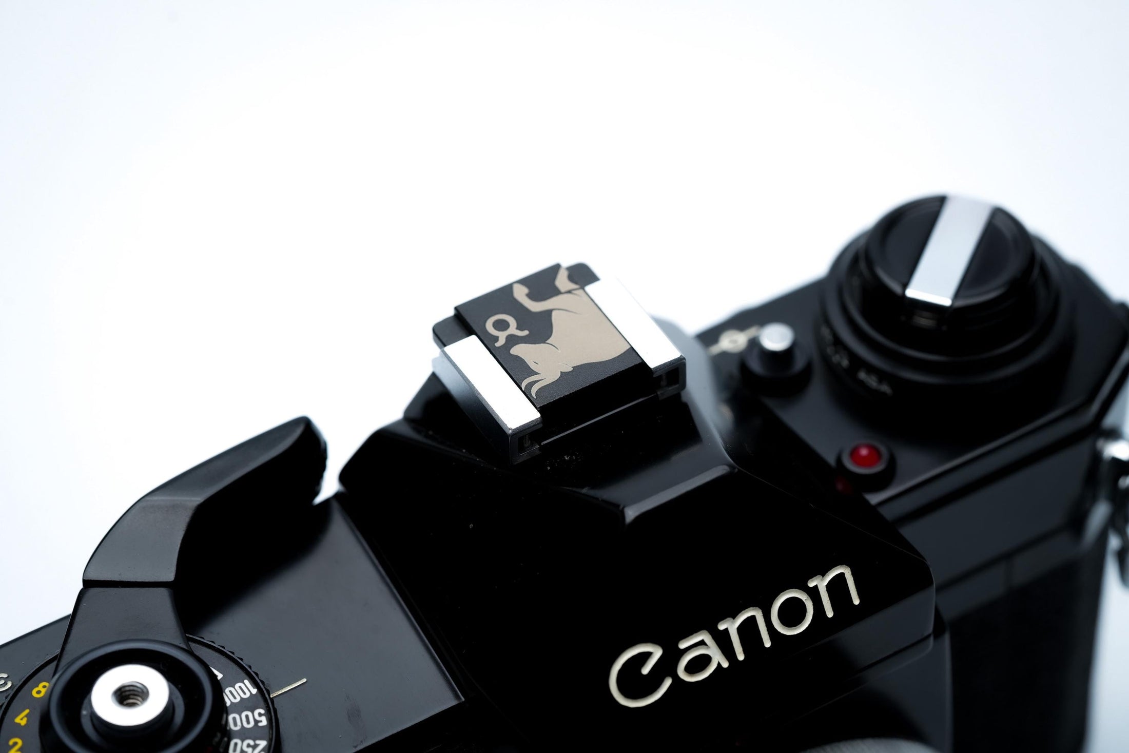 Hotshoe cover Stier sterrenbeeld – Taurus symbool & stier gravure – zwart aluminium camera accessoire voor Fujifilm X100VI, Sony, Nikon by Unseend