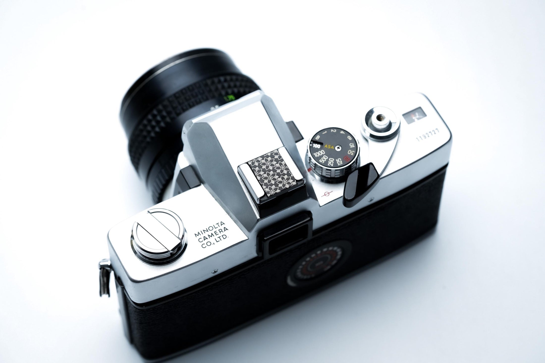 Hotshoe cover sakura bloemen – gegraveerd zwart aluminium – camera sierkap voor Fujifilm X100VI, Sony, Minolta en meer