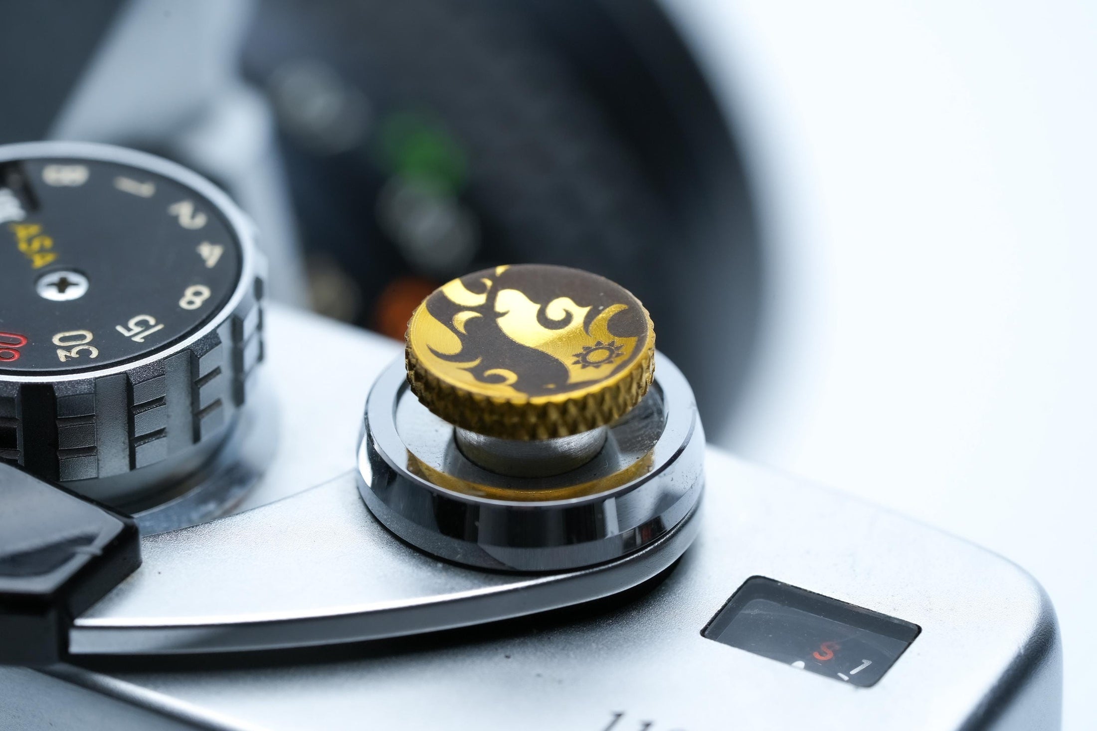 Messing ontspanknop goudkleurig – Yin & Yang zon-maan ontwerp – gegraveerde shutter release button voor Fujifilm, Sony, Nikon, Leica