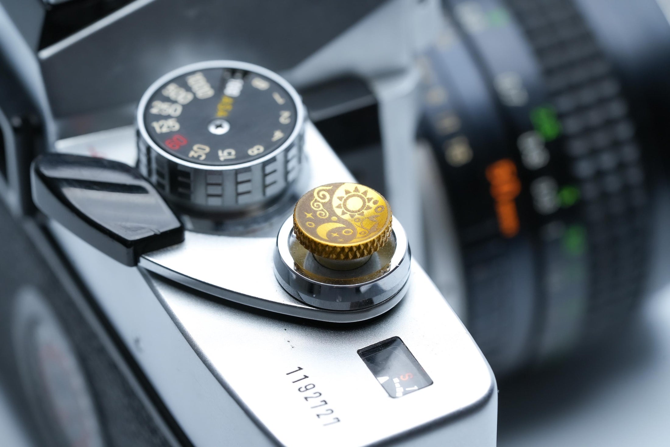 Soleluna ontspanknop Yin Yang – messing goudkleurig – zon en maan gravure voor Fujifilm X100VI, Sony, Nikon, Leica & analoge camera’s