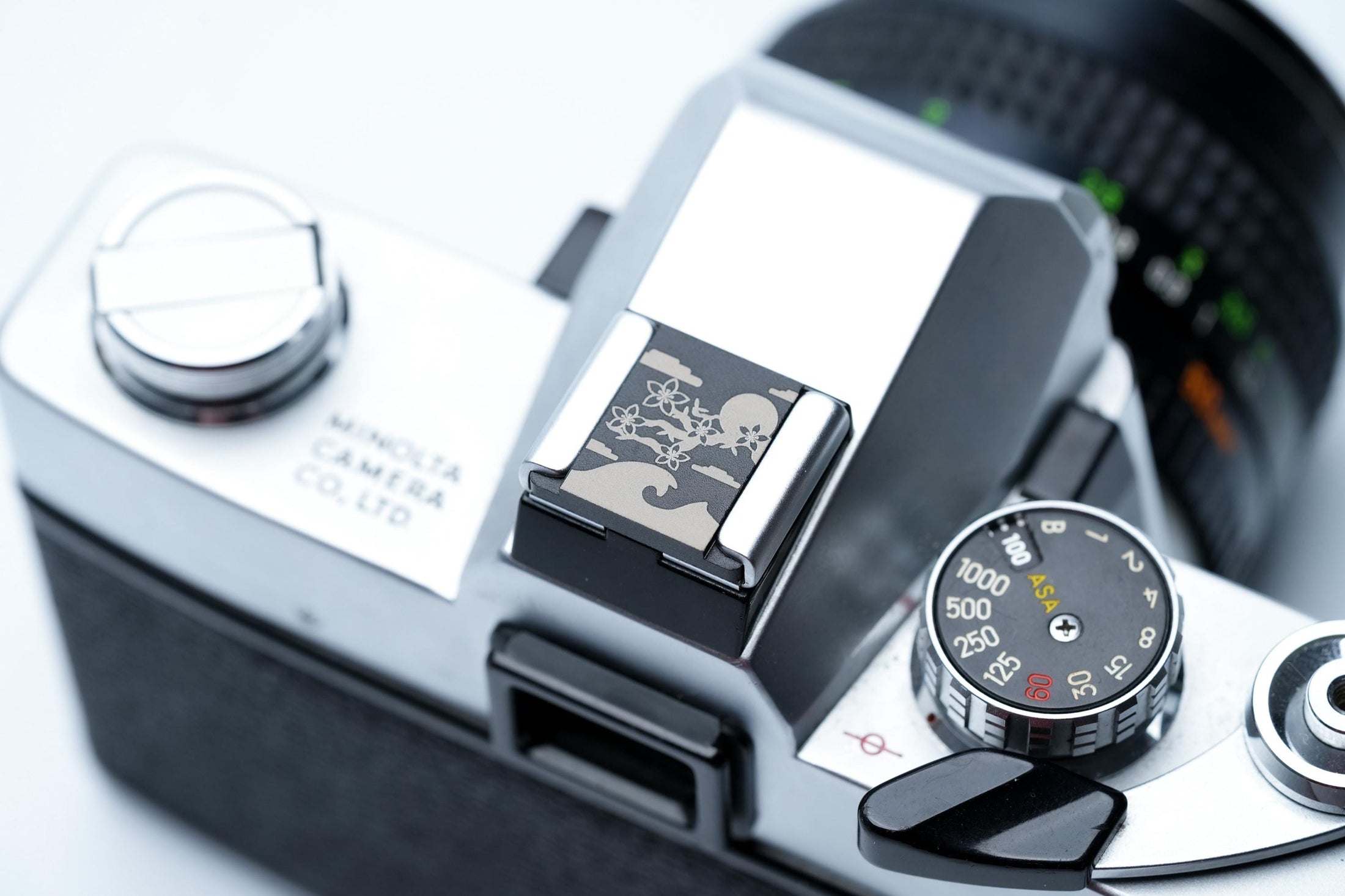 Flitsschoendeksel – Blossom flowers design – gelaserd aluminium – zwart gecoat – golven & kersenbloesem