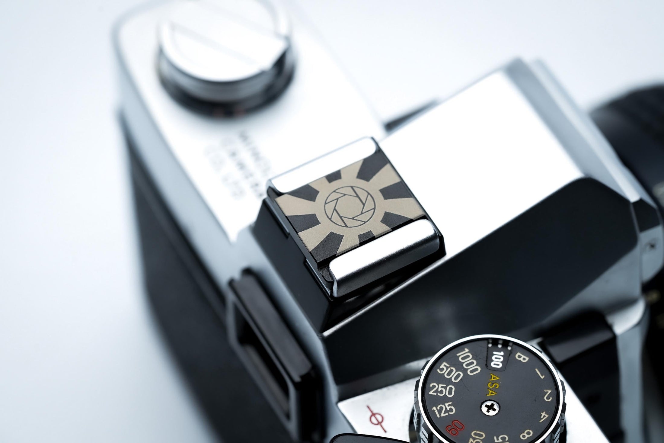 Hotshoe cover camera diafragma & zonnestralen – grafisch zwart aluminium ontwerp voor Fujifilm X100VI, Sony, Canon, Nikon en meer