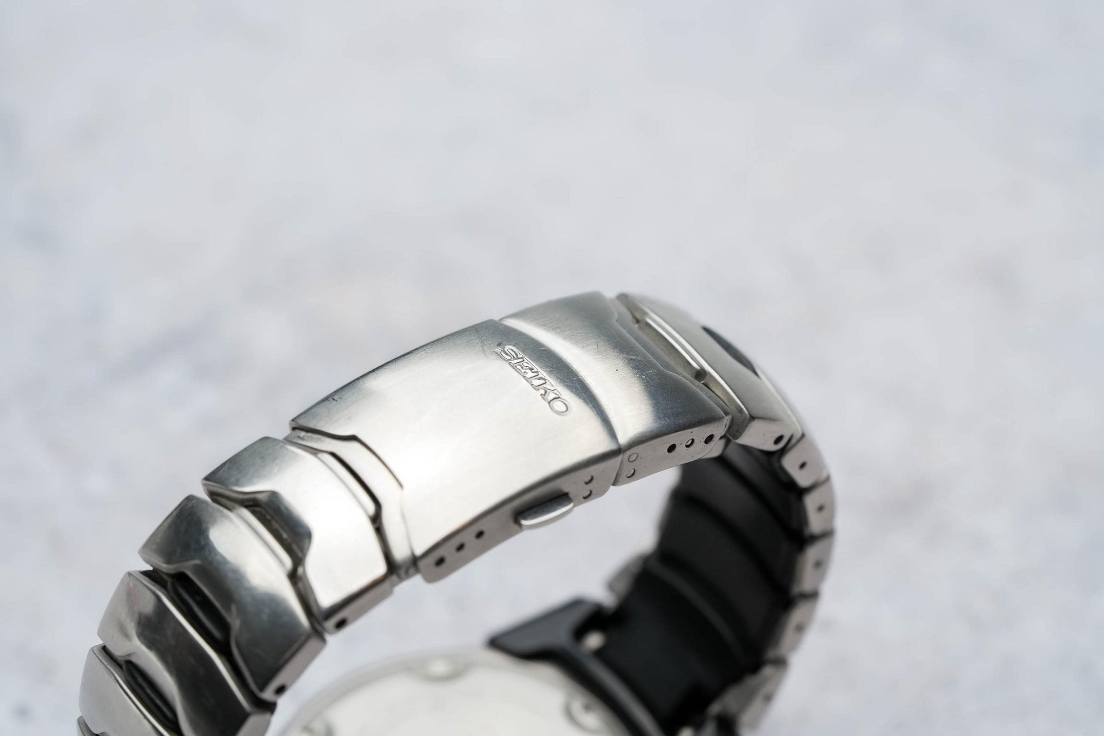 Seiko 5J22-0A70 – Innovatief Kinetic Auto Relay-horloge met Futuristisch Design