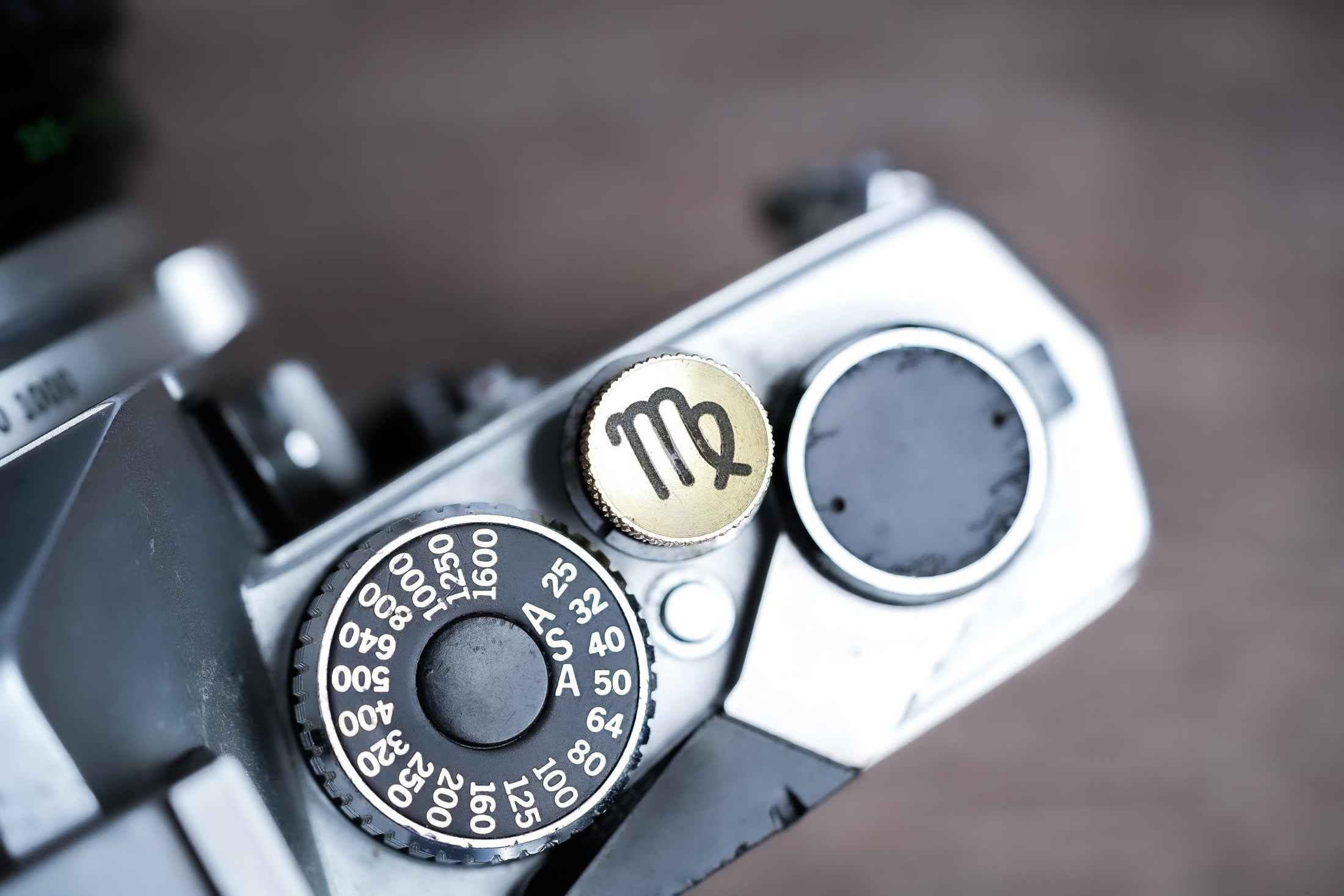 Ontspanknop sterrenbeeld Maagd – Virgo symbool – licht messing – gelaserd & handgemaakt