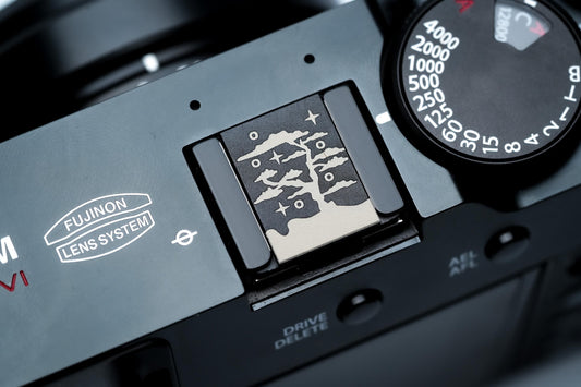 Hotshoe cover Hokusai boom nacht – gegraveerd aluminium – voor Fujifilm X100VI, Sony & meer by Unseend