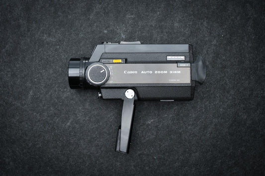 Canon Auto Zoom 318M Super 8 Camera uit 1976, macrofunctie en originele accessoires – ideaal voor filmmakers, reizigers en verzamelaars