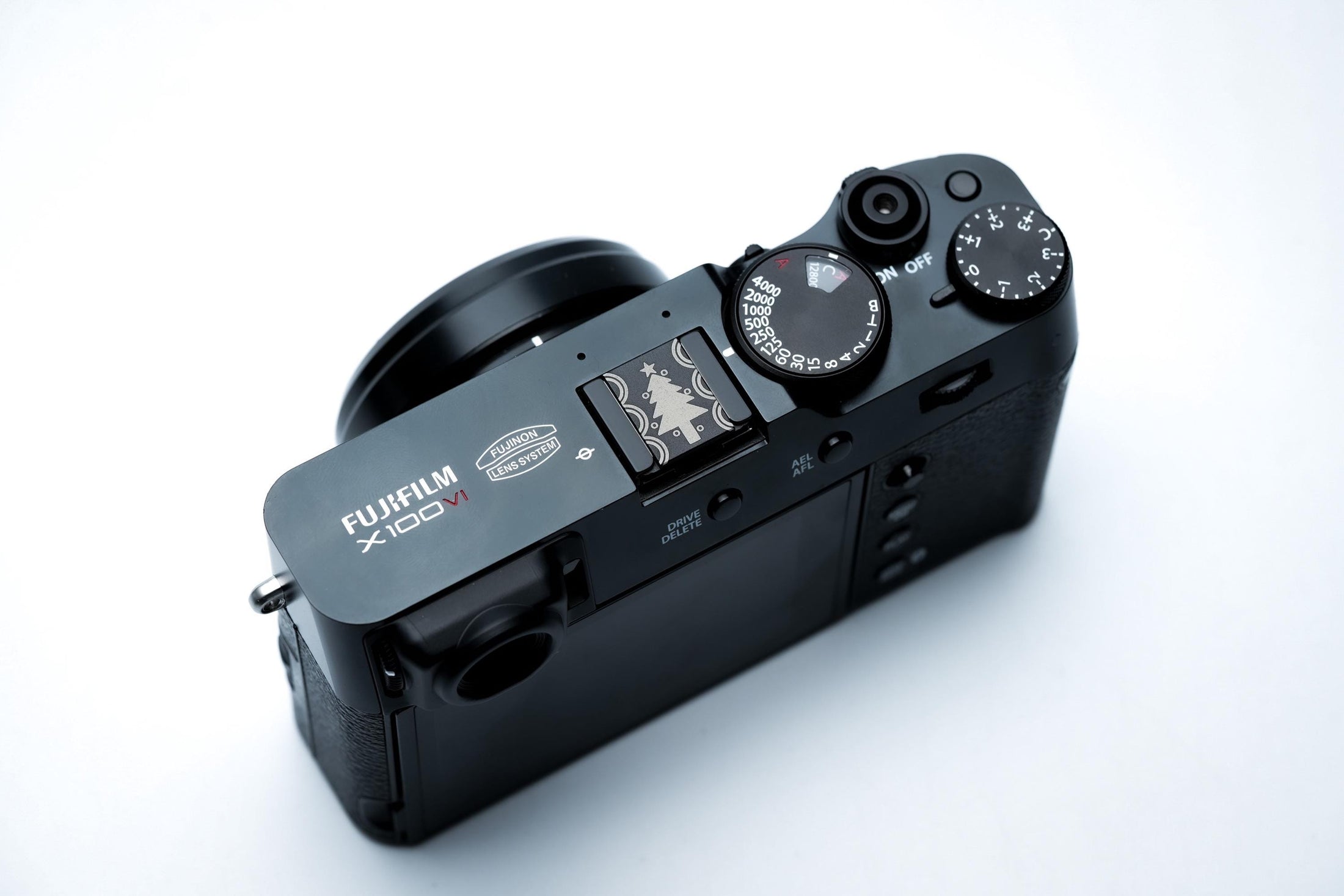 Hotshoe cover kerstboom – zwart aluminium – voor Fujifilm X100VI & analoge camera’s by Unseend