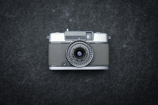 Olympus Pen EE-2 Half-Frame + gratis Kodak film | Iconische Vintage Point & Shoot uit 1968 | Voor Straatfotografie, Reizigers en Creatieven