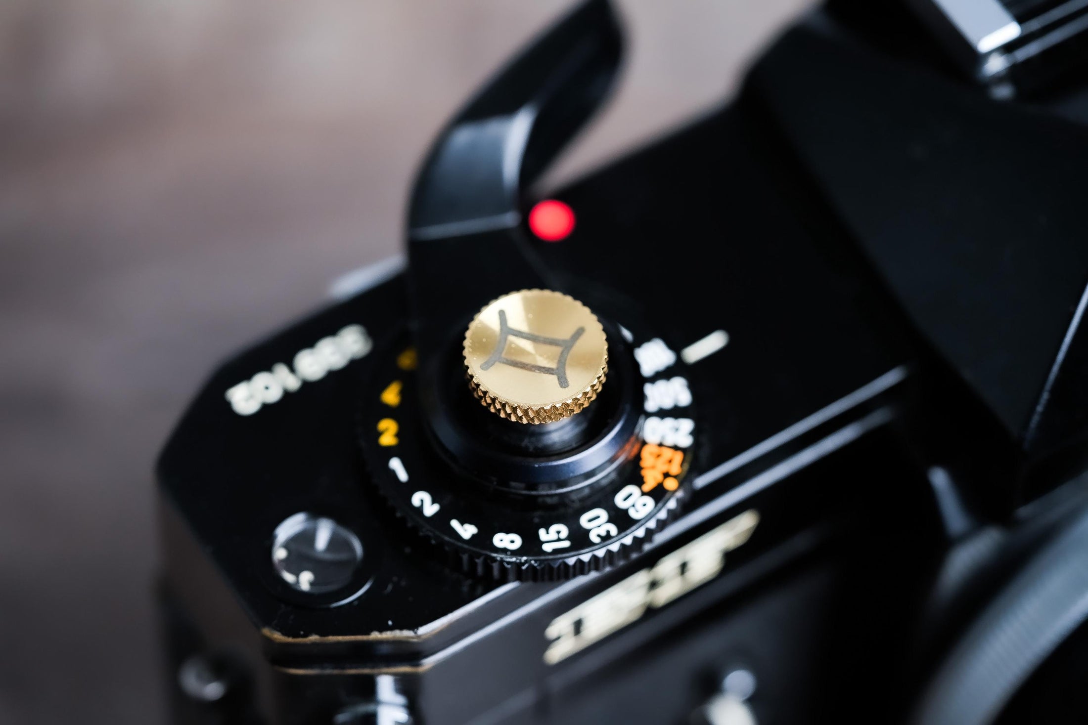 Ontspanknop sterrenbeeld Tweelingen – Gemini symbool – licht messing – gelaserd & handgemaakt