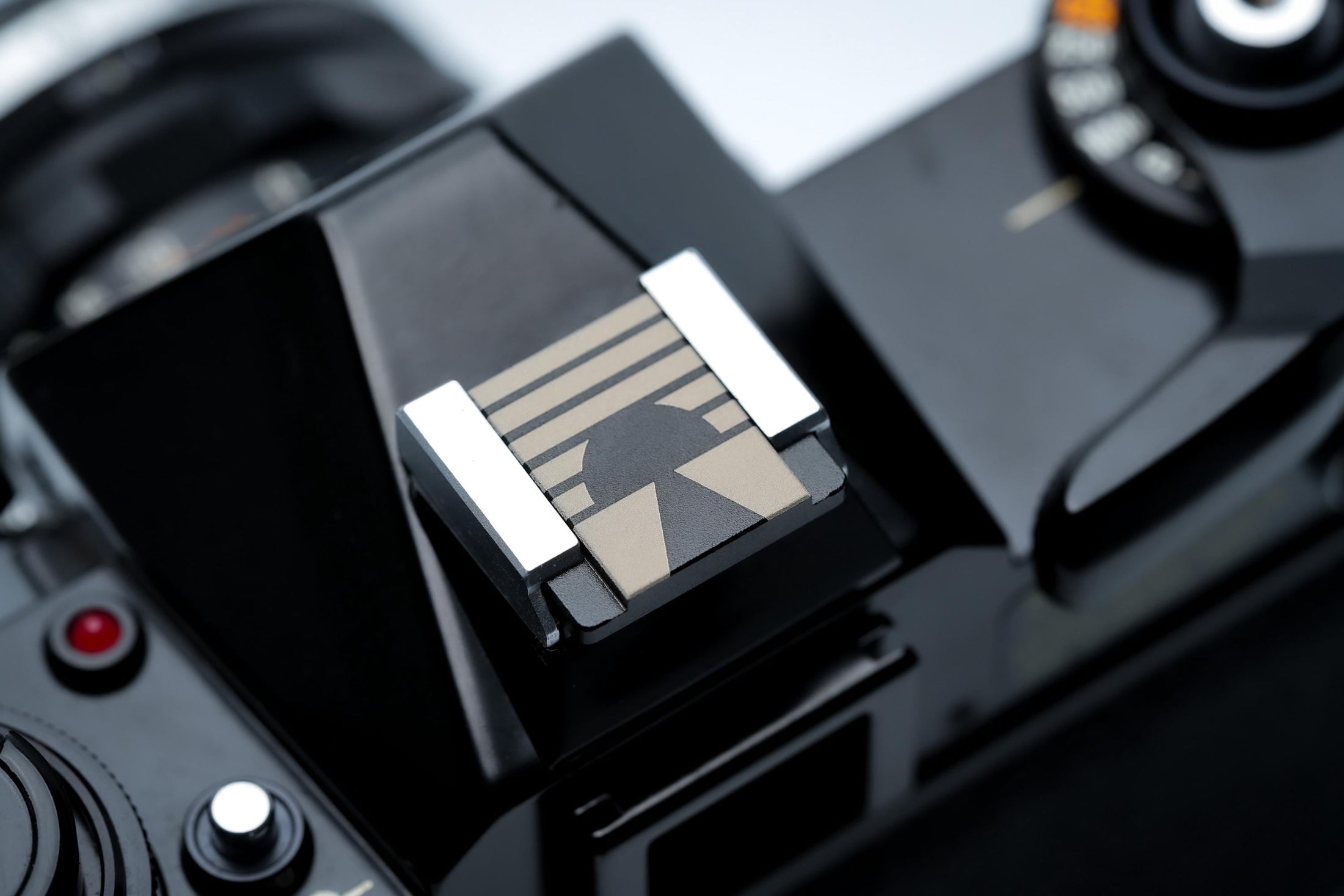 Hotshoe cover Bauhaus zonsondergang – minimalistisch horizon design – zwart aluminium flitsschoen accessoire voor Fujifilm X100VI, Sony