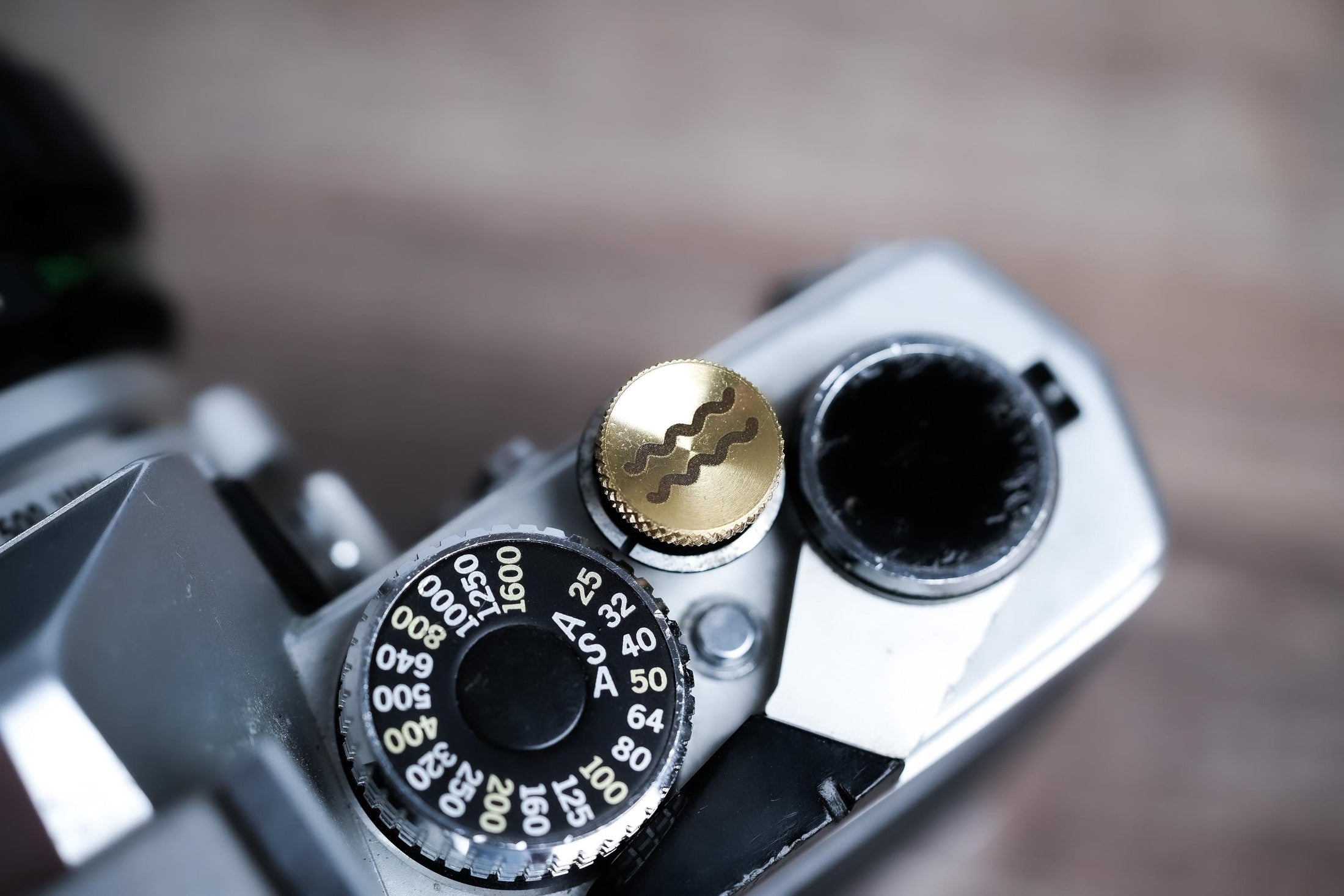 Ontspanknop sterrenbeeld Waterman – Aquarius symbool – licht messing – gelaserd & handgemaakt