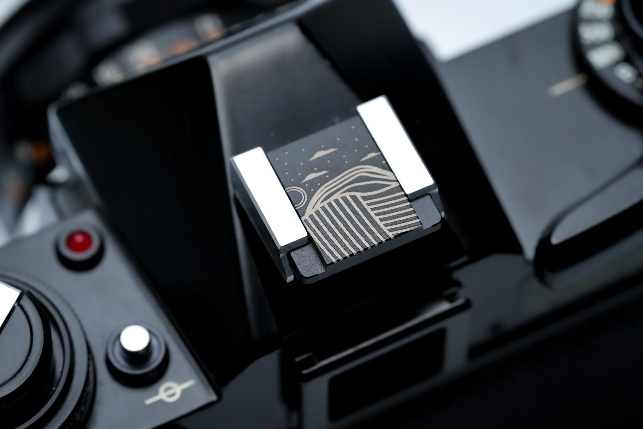 Hotshoe cover landschap in lijnstijl – zwart aluminium camera accessoire met line-art gravure – voor Fujifilm X100VI, Sony, Canon, Minolta