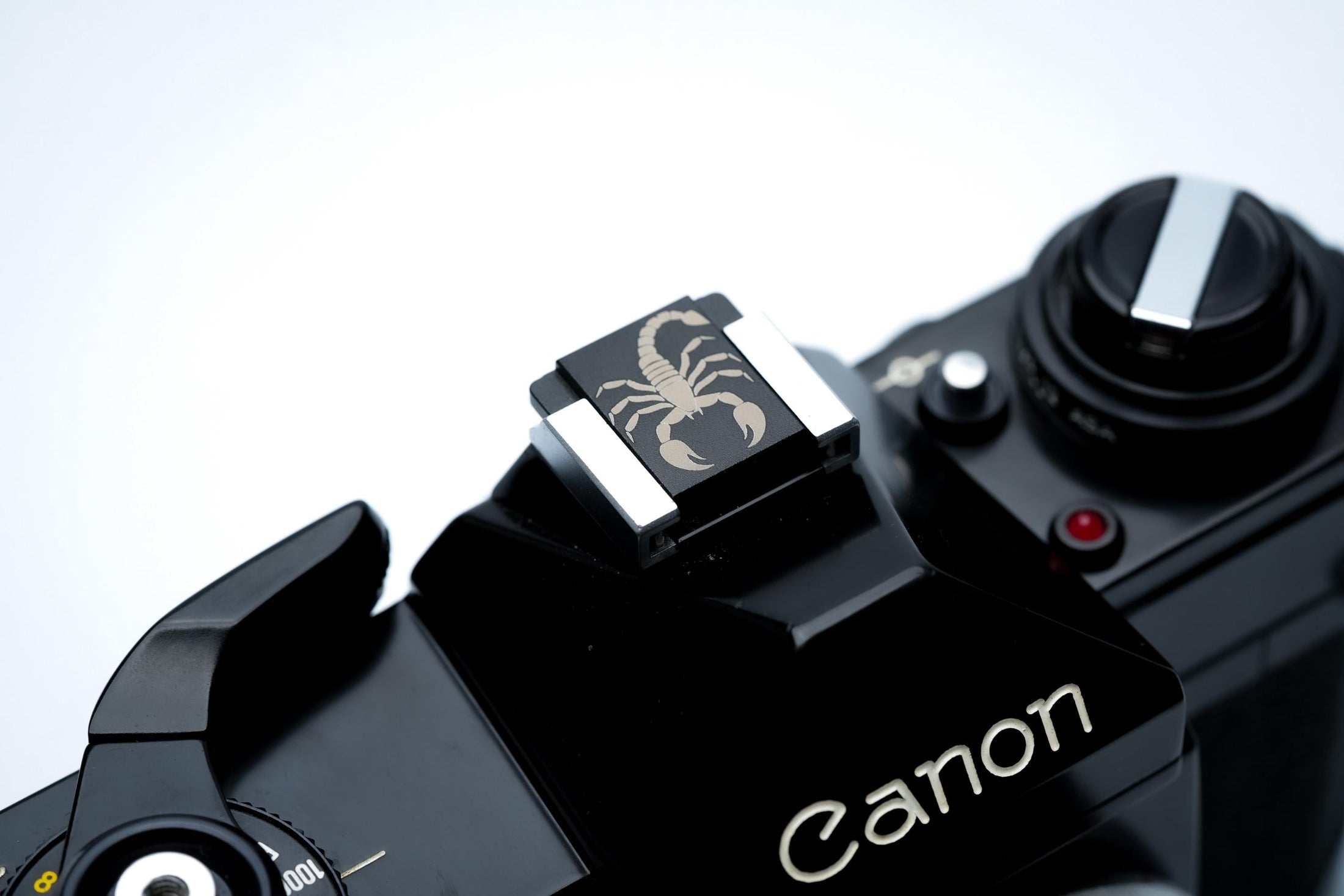 Hotshoe cover Schorpioen sterrenbeeld – gegraveerd zwart aluminium flitsschoen accessoire – voor Fujifilm X100VI, Canon, Nikon, Sony & meer