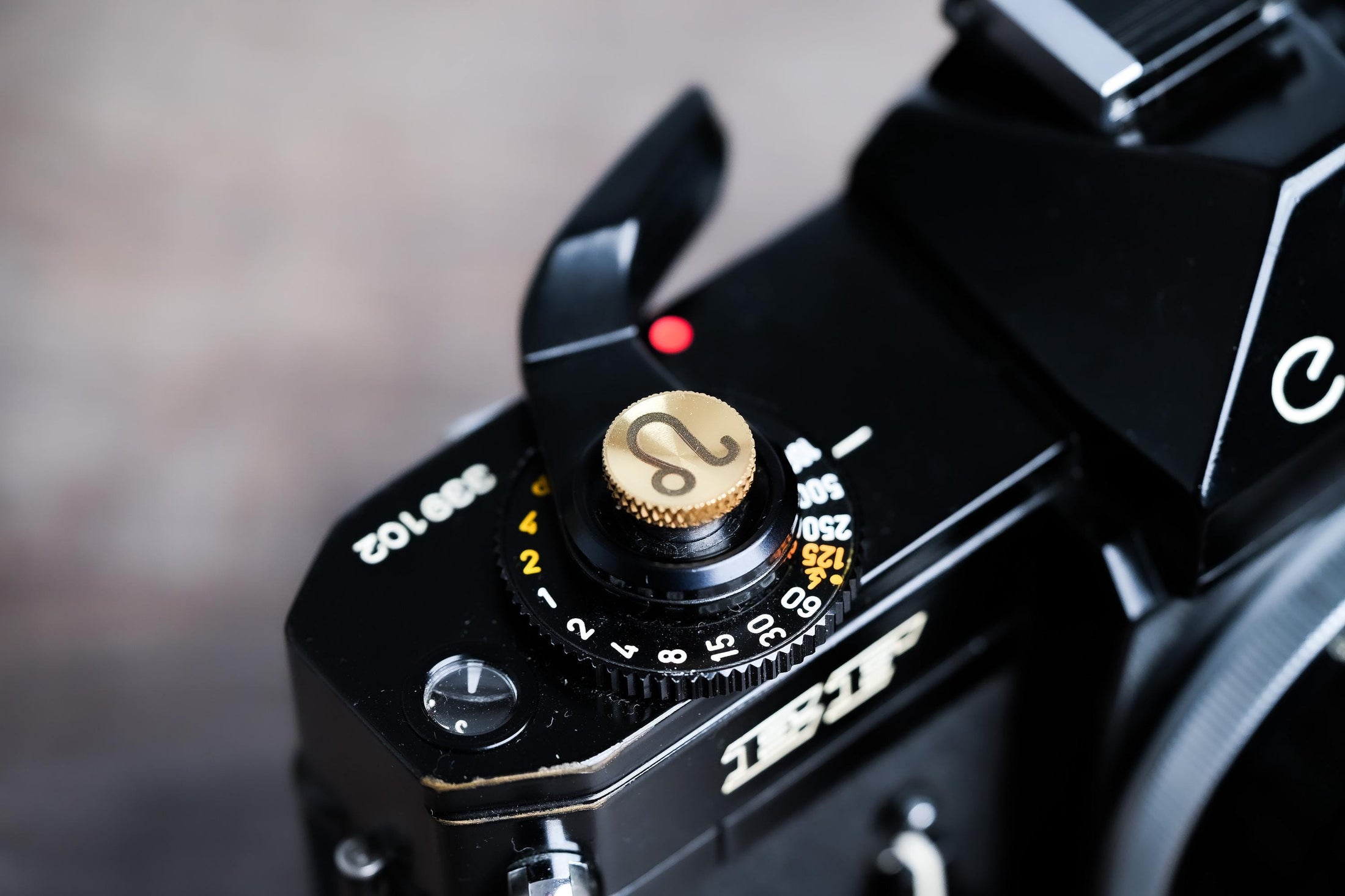 Ontspanknop sterrenbeeld Leeuw – Leo symbool – licht messing – gelaserd & handgemaakt