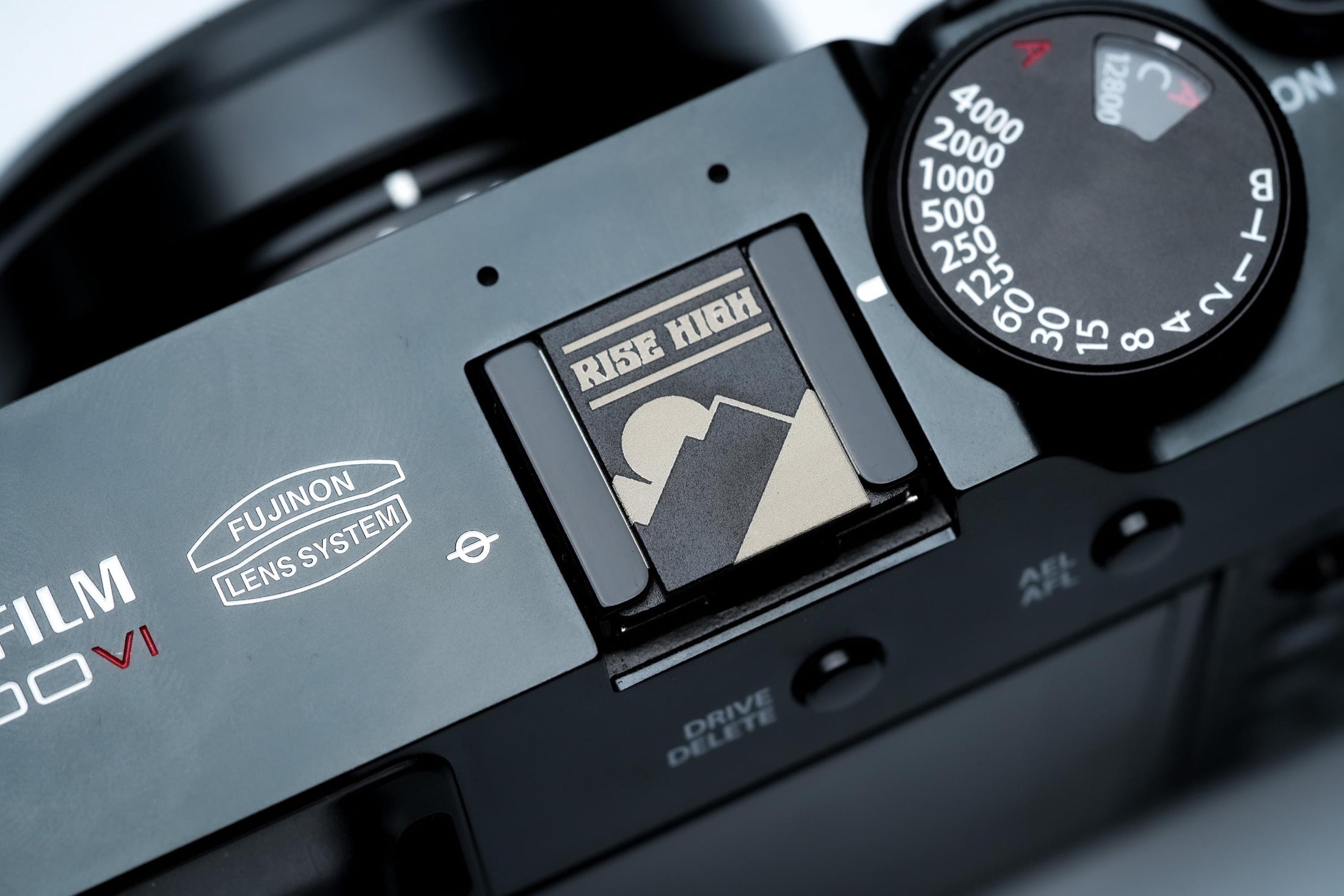 Hotshoe cover bergen & zon – "Rise High" gravure in zwart aluminium – berglandschap camera-accessoire voor Fujifilm X100VI, Sony, Nikon