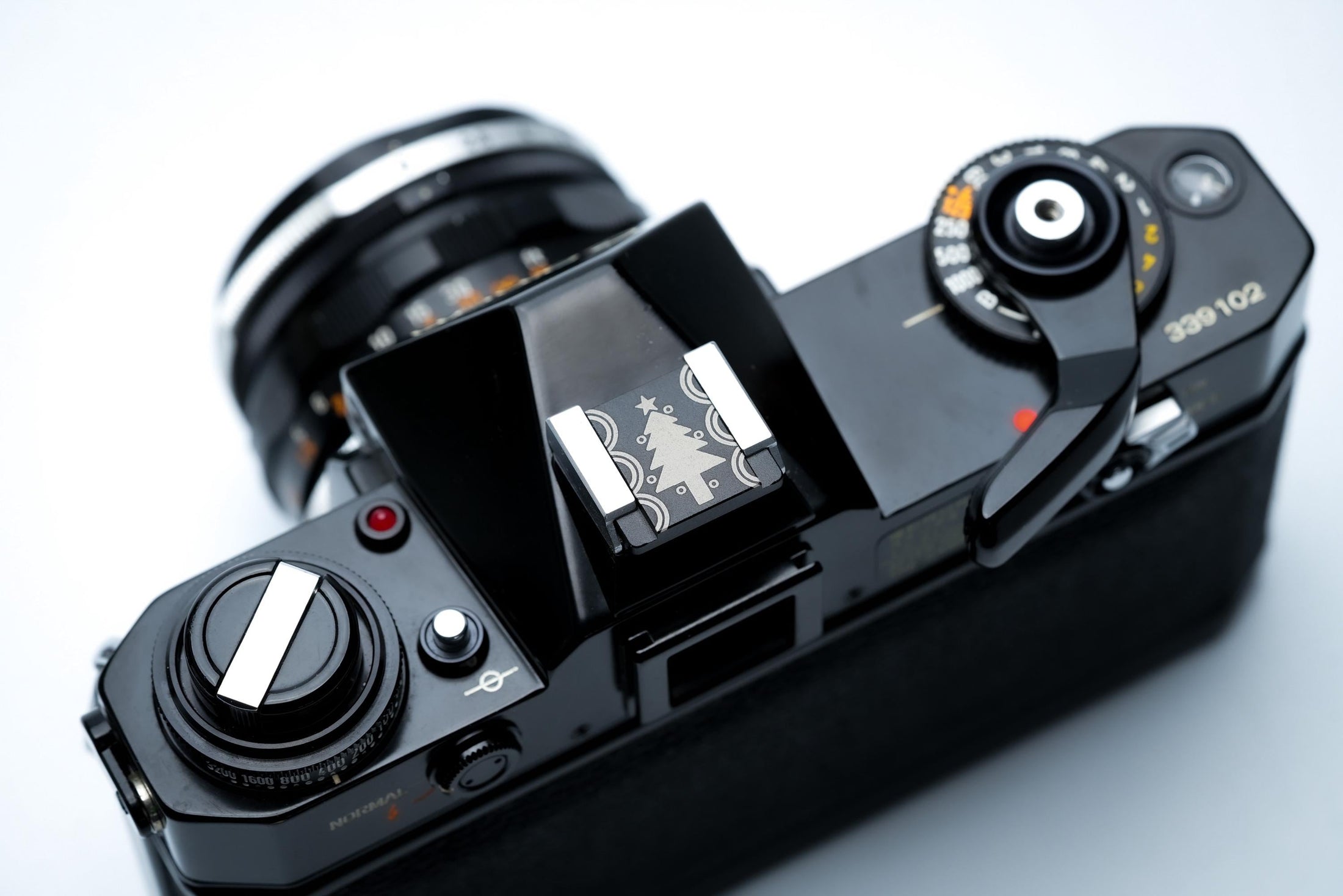 Hotshoe cover kerstboom – zwart aluminium – voor Fujifilm X100VI & analoge camera’s by Unseend