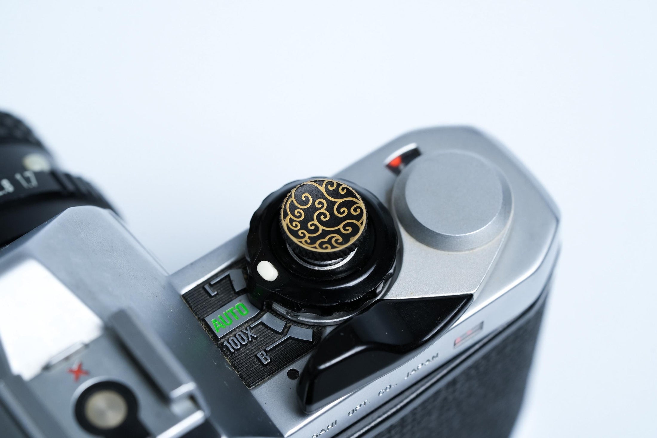 Messing ontspanknop met Japans wolkenmotief – zwart gegraveerd voor analoge en Fujifilm camera’s