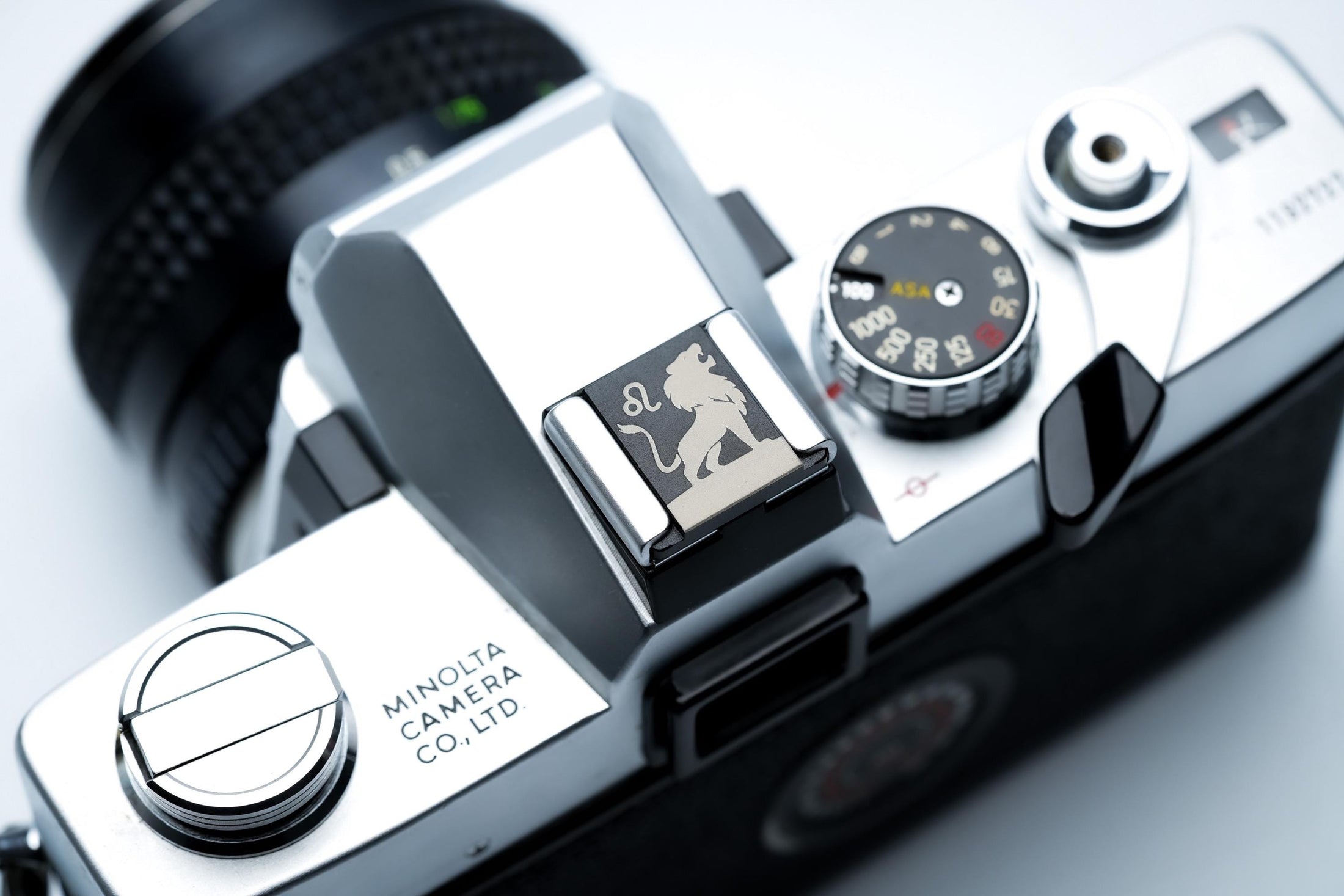 Hotshoe cover leeuw sterrenbeeld – zwart aluminium flitsschoen accessoire voor Fujifilm X100VI, Canon & meer