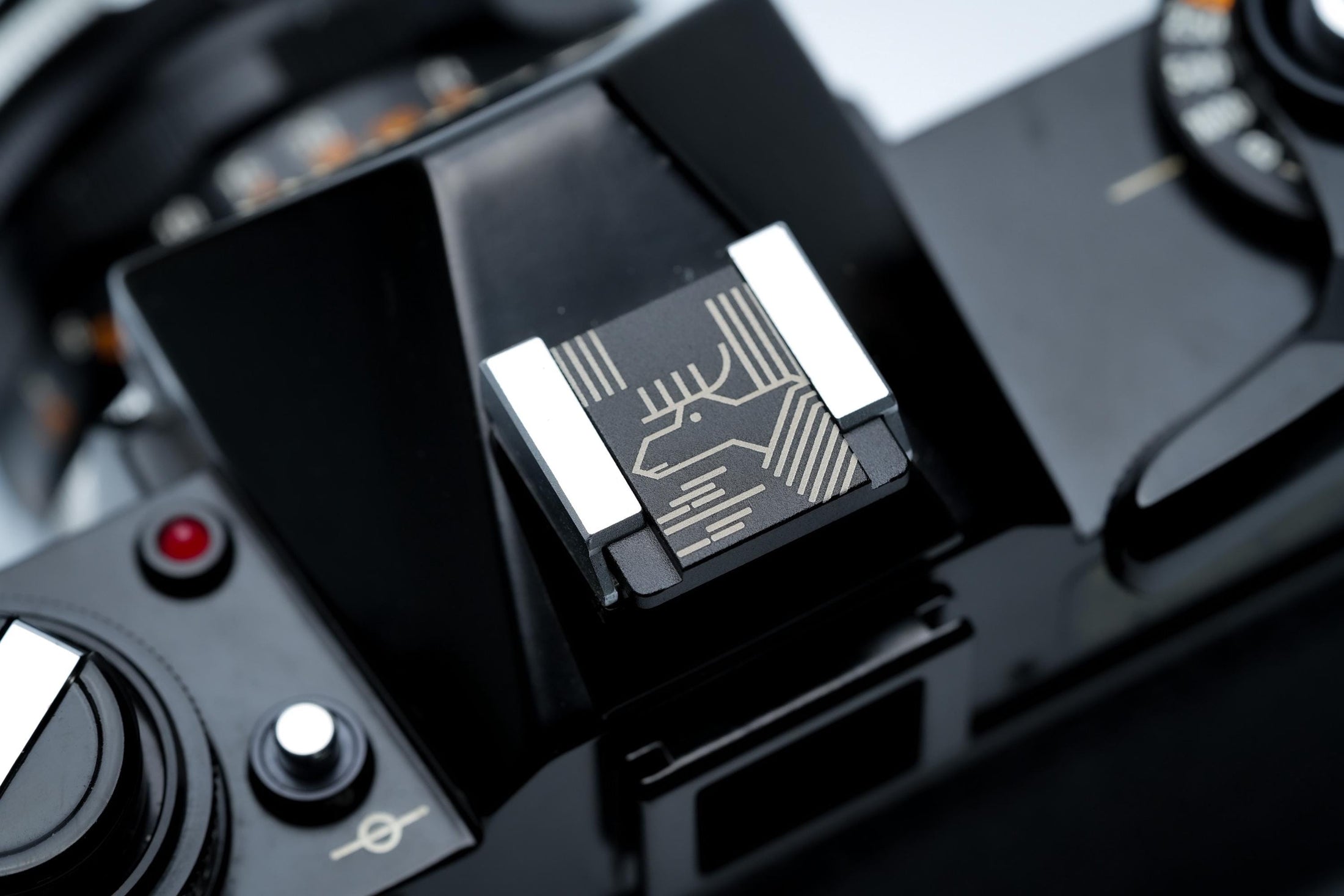 Gegraveerde eland hotshoe cover – line art design – zwart aluminium – passend op Fujifilm X100VI & vintage camera’s