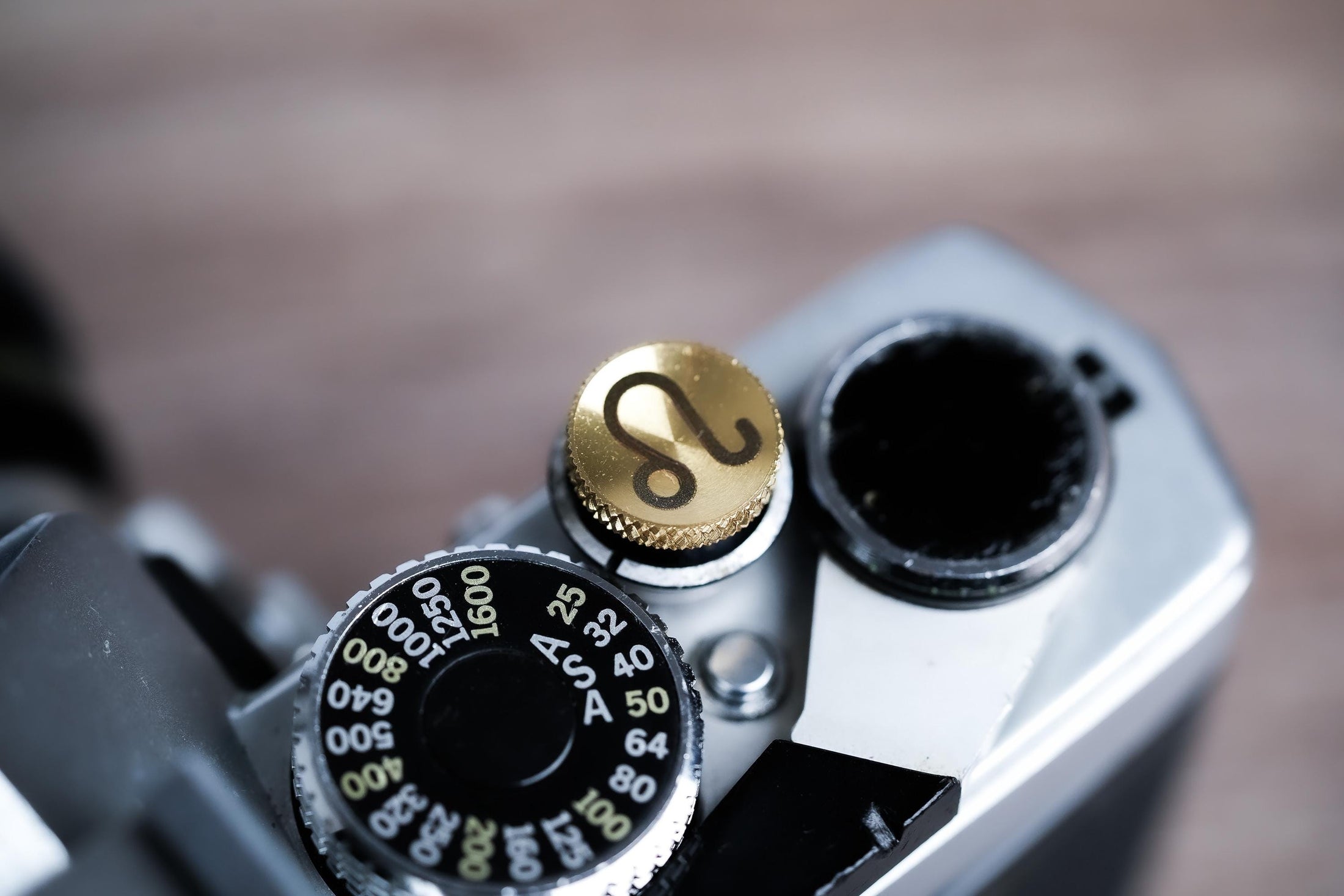 Ontspanknop sterrenbeeld Leeuw – Leo symbool – licht messing – gelaserd & handgemaakt