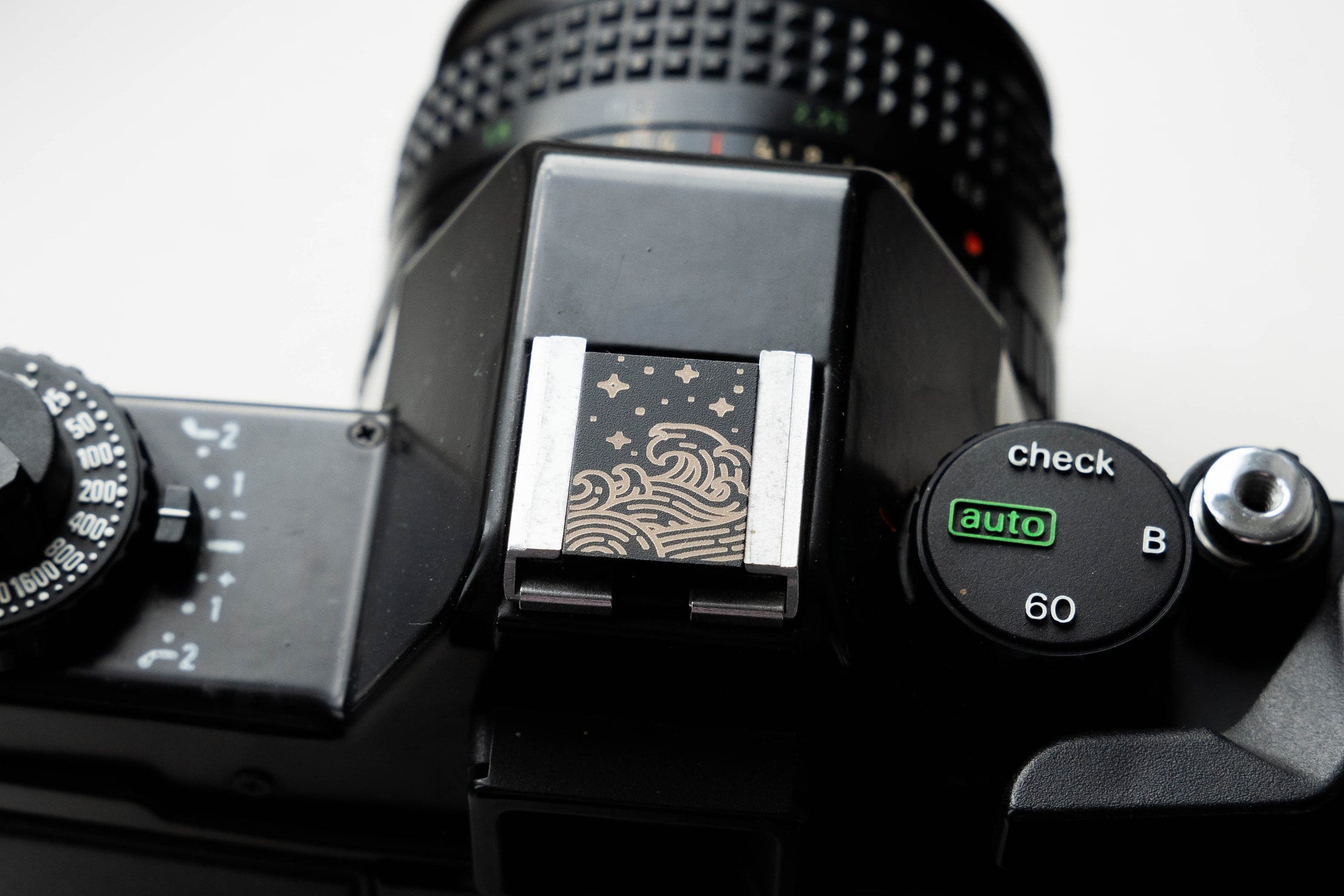 Gepersonaliseerde flitsschoen – "The Japanese Wave" – op maat gegraveerd ontwerp voor camera liefhebbers
