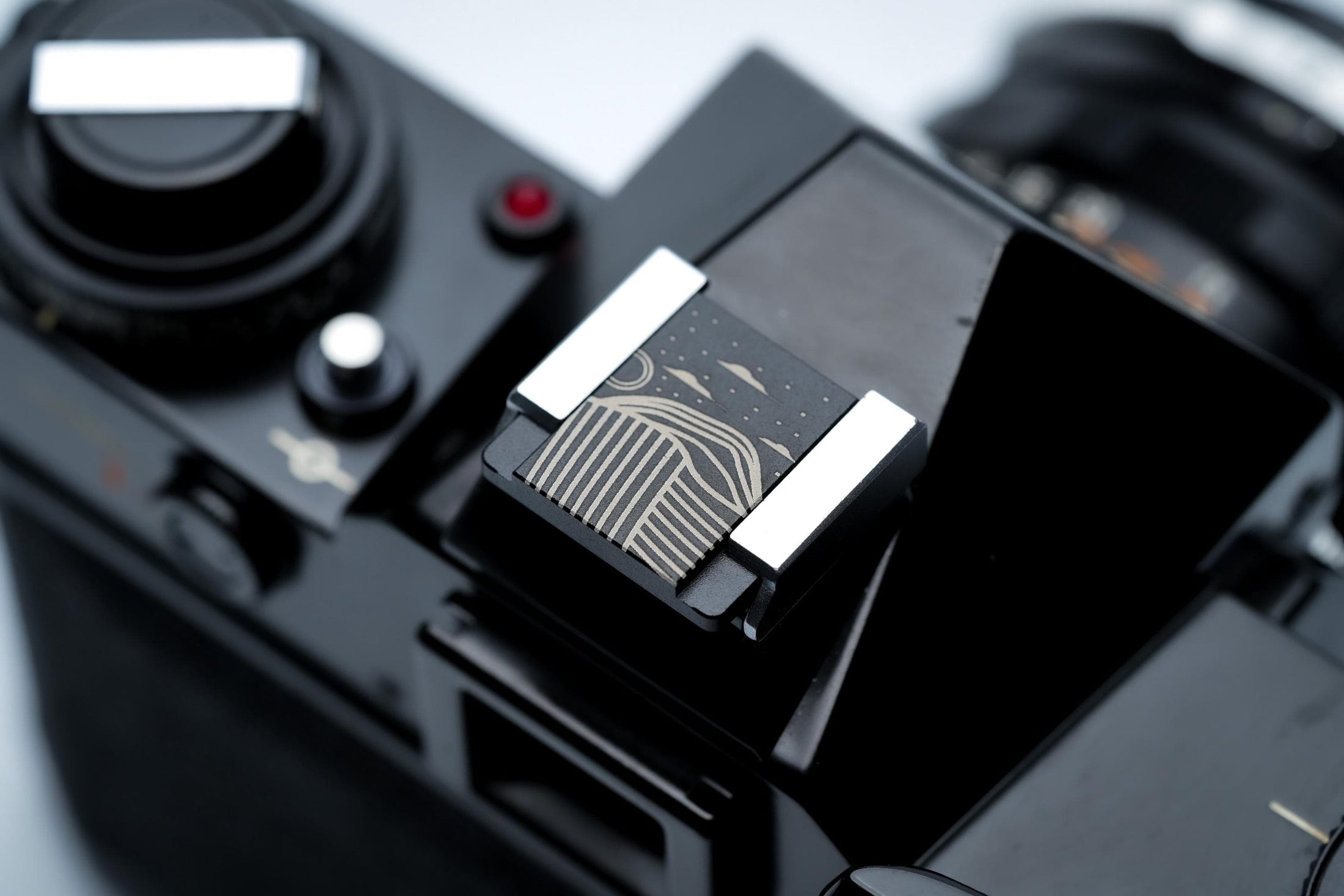 Hotshoe cover landschap in lijnstijl – zwart aluminium camera accessoire met line-art gravure – voor Fujifilm X100VI, Sony, Canon, Minolta