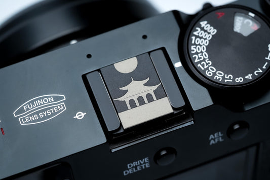 Hotshoe cover Chinese tempel – zwart aluminium – passend op Fujifilm X100VI & vintage camera’s by Unseend