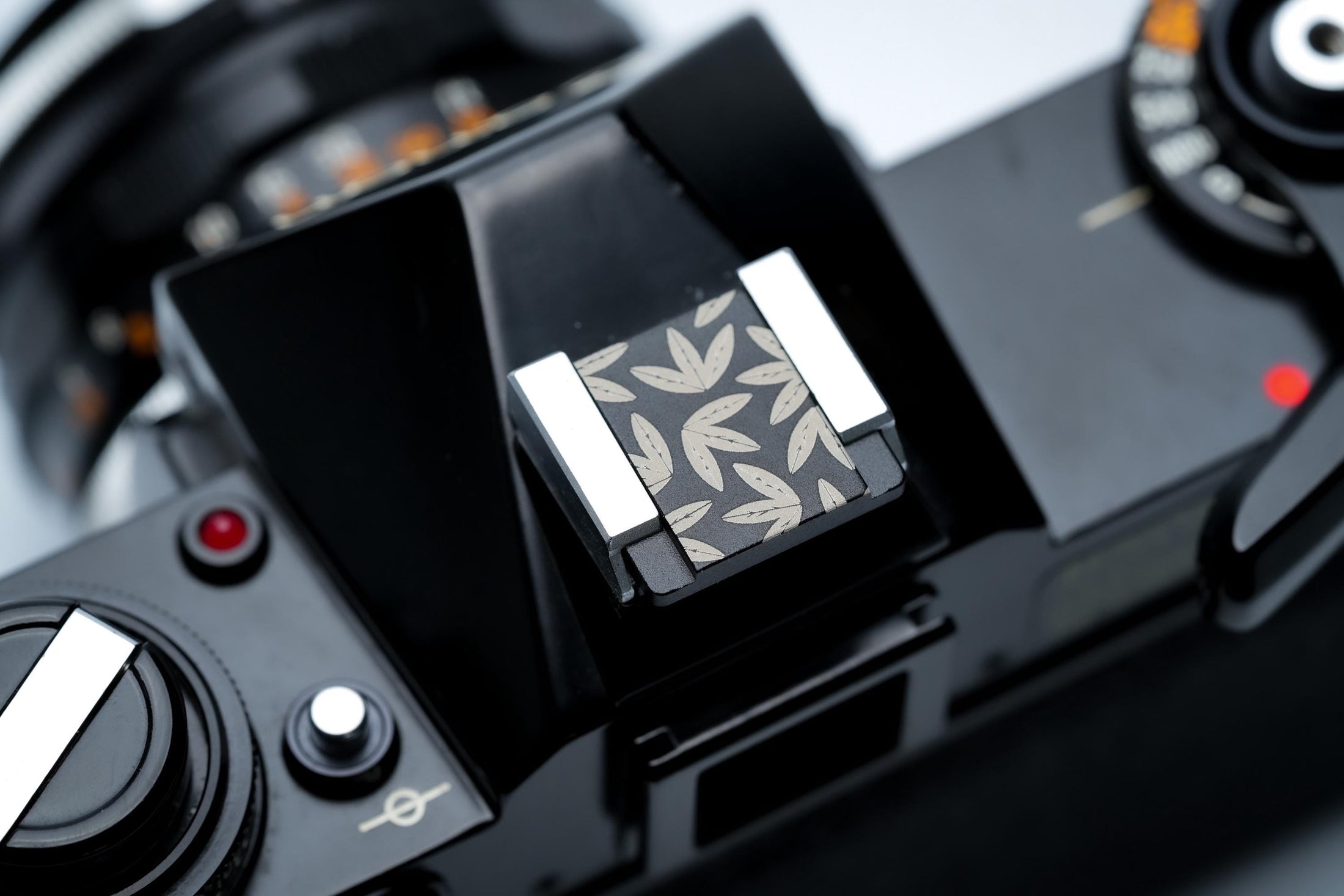 Lasergegraveerde bladeren hotshoe cover – zwart aluminium sierkap voor Fujifilm X100VI, Minolta & andere camera’s