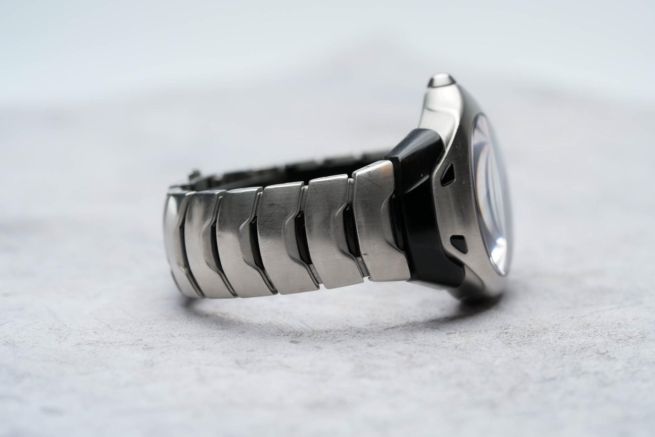 Seiko 5J22-0A70 – Innovatief Kinetic Auto Relay-horloge met Futuristisch Design