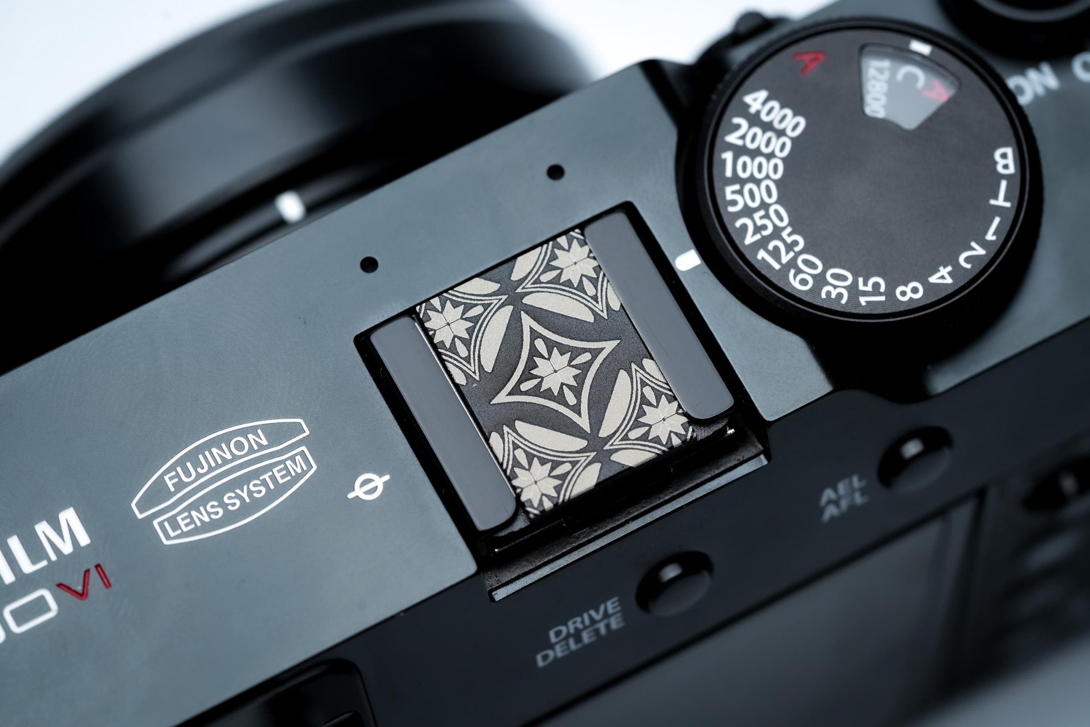 Camera hotshoe sierkap geometrisch patroon – zwart aluminium cover – voor Fujifilm X100VI, Minolta en meer