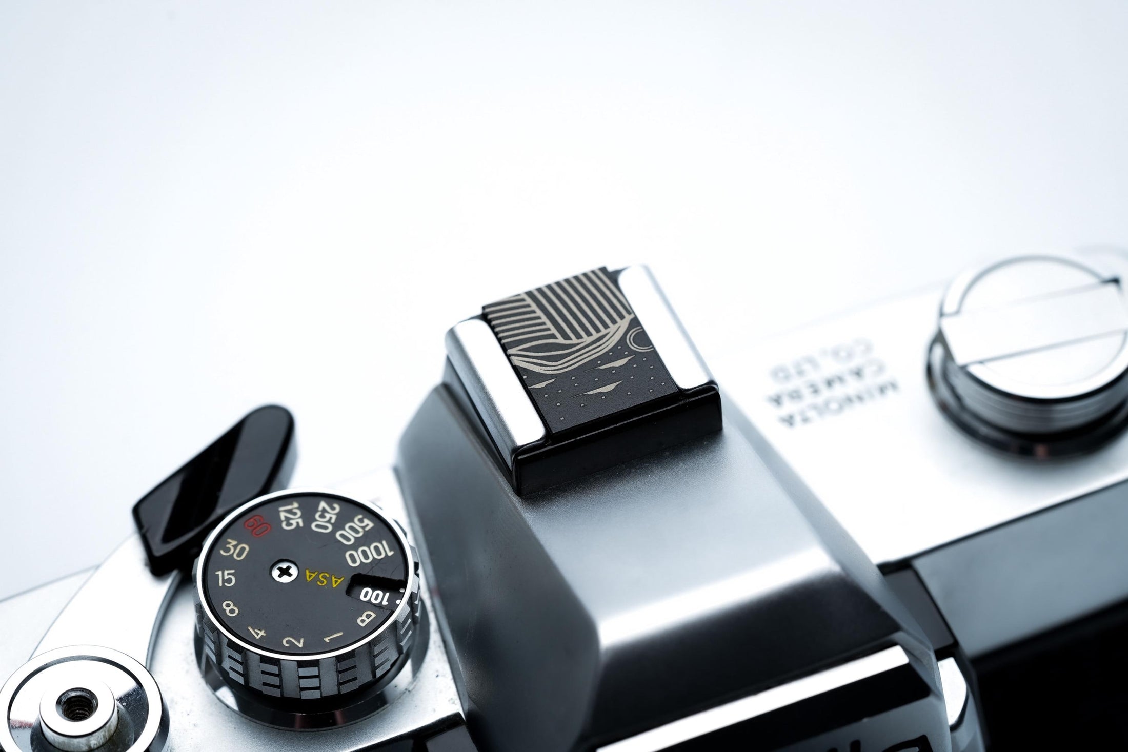 Hotshoe cover landschap in lijnstijl – zwart aluminium camera accessoire met line-art gravure – voor Fujifilm X100VI, Sony, Canon, Minolta