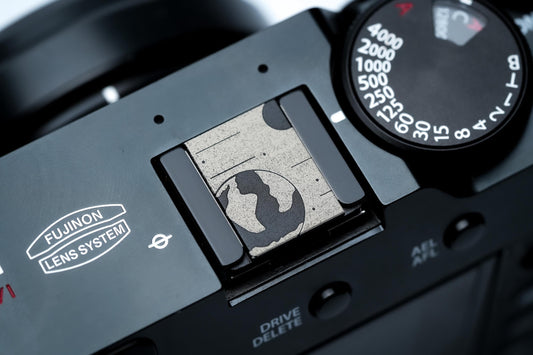 Hotshoe cover aarde in de ruimte – zwart aluminium – voor Fujifilm X100VI & vintage camera’s
