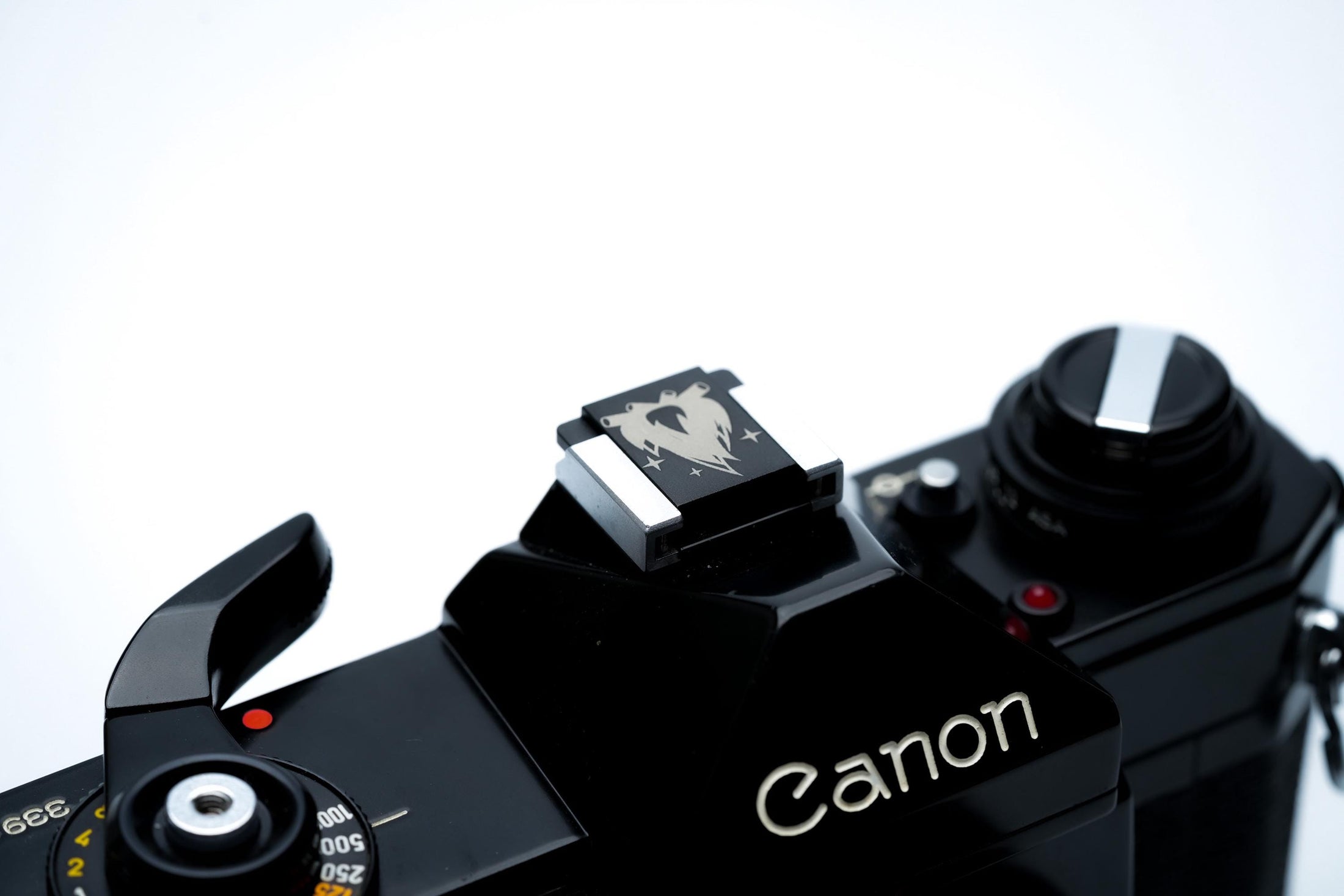 Hotshoe cover kampvuur gravure – lasergegraveerd zwart aluminium – camera accessoire voor Fujifilm X100VI, Sony, Canon