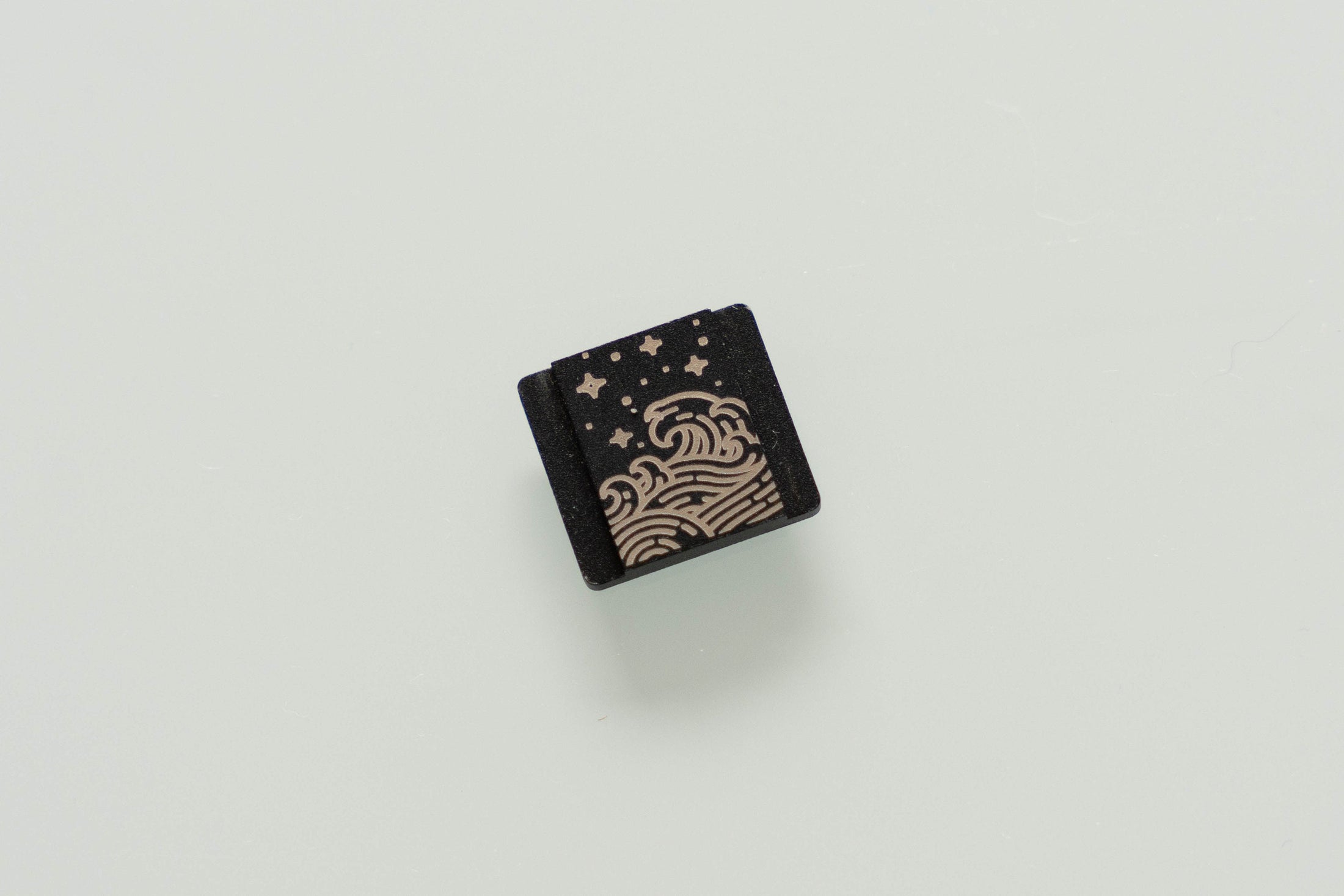 Personalized flash shoe – "The Japanese Wave" – custom engraved design for camera enthusiasts