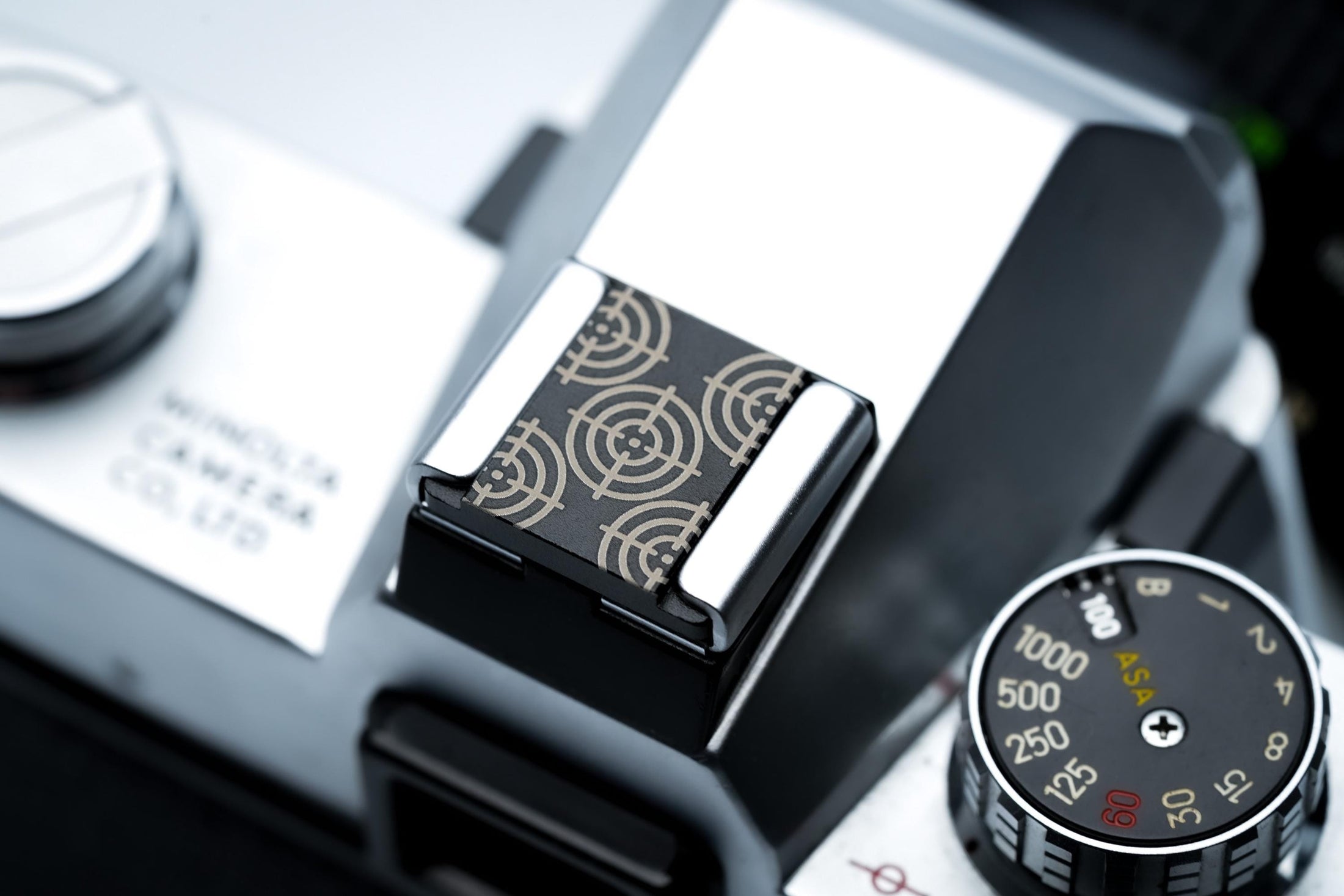 Hotshoe cover met target patroon – lasergegraveerd vizier design in zwart aluminium – camera accessoire voor Fujifilm X100VI, Sony, Nikon by Unseend