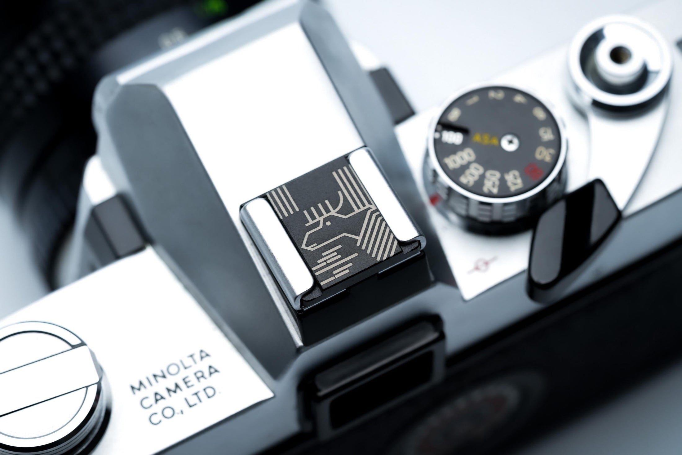 Gegraveerde eland hotshoe cover – line art design – zwart aluminium – passend op Fujifilm X100VI & vintage camera’s